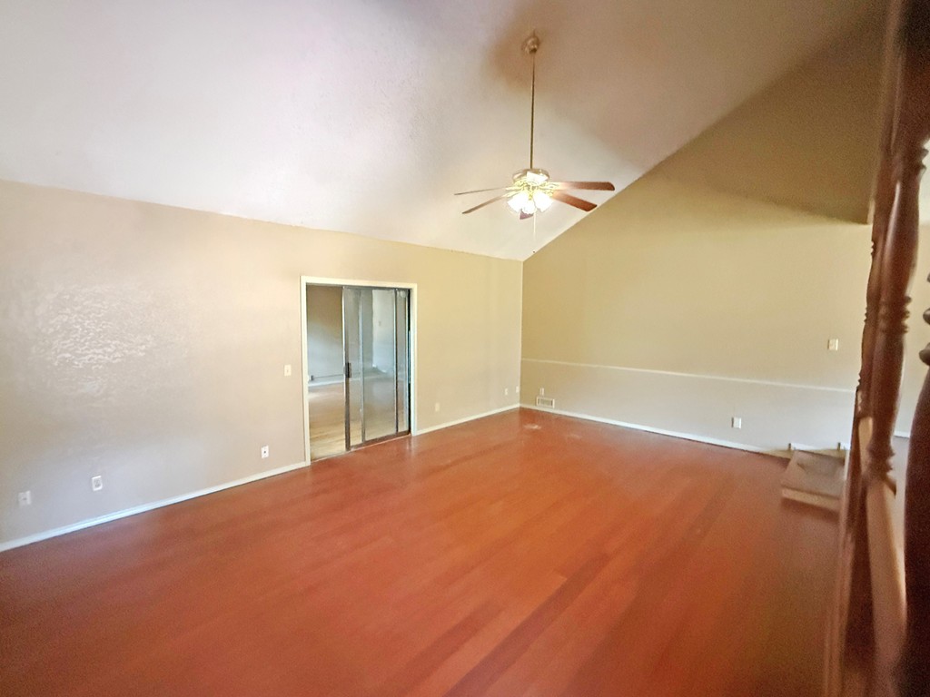 400 S Hemlock Avenue Property Photo 3