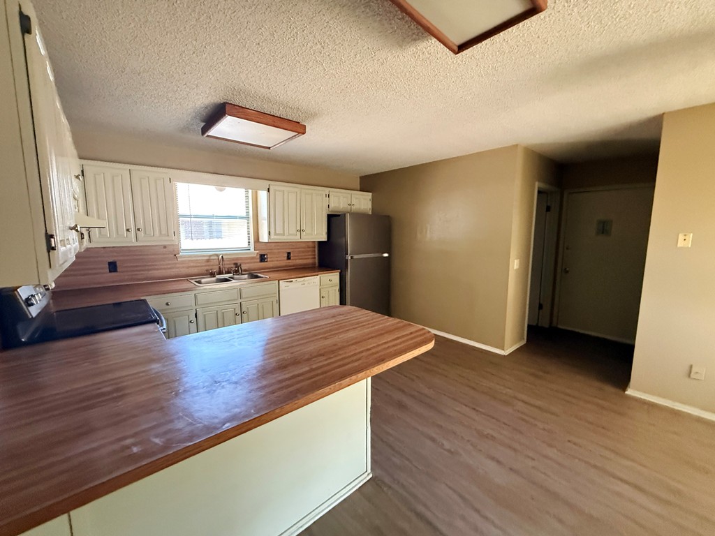 400 S Hemlock Avenue Property Photo 6