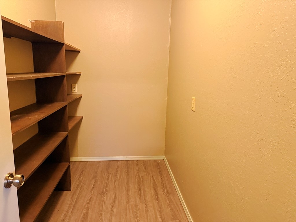 400 S Hemlock Avenue Property Photo 9