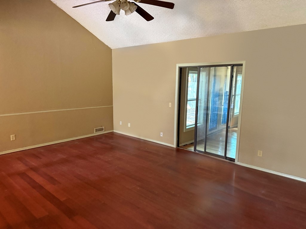 400 S Hemlock Avenue Property Photo 10
