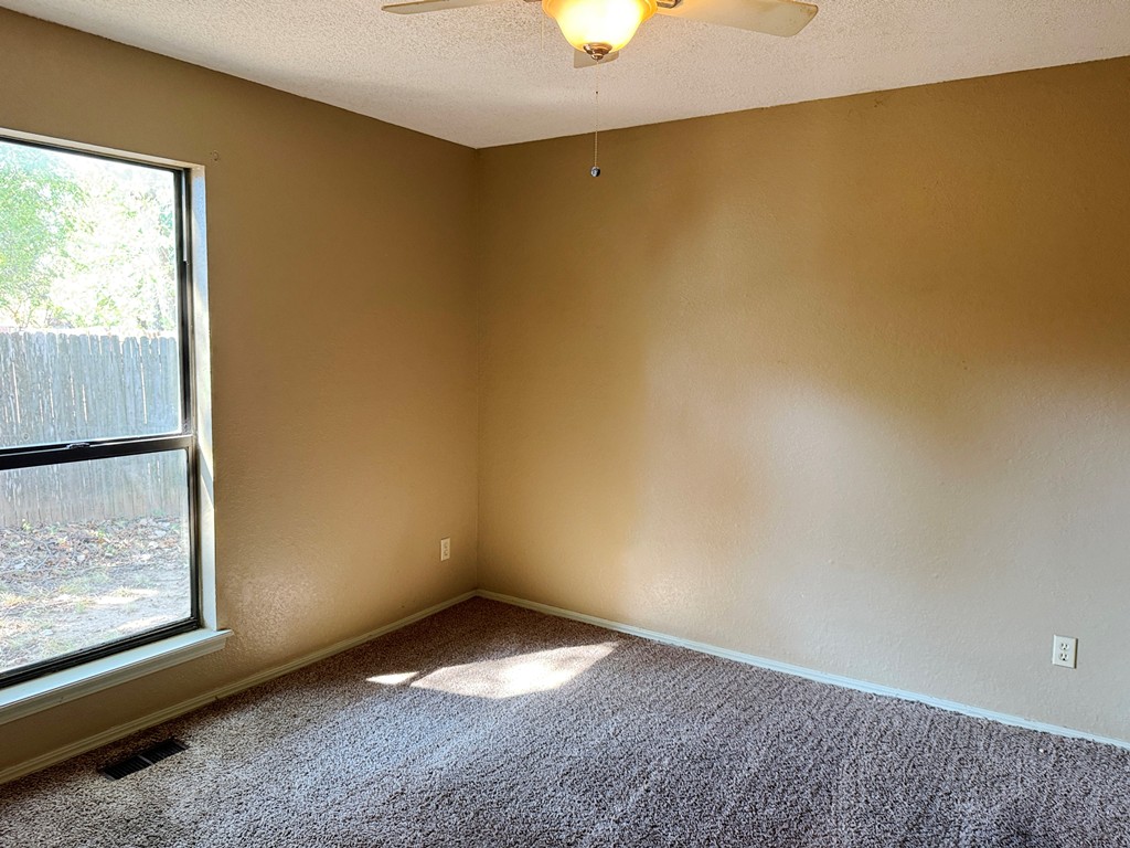 400 S Hemlock Avenue Property Photo 16
