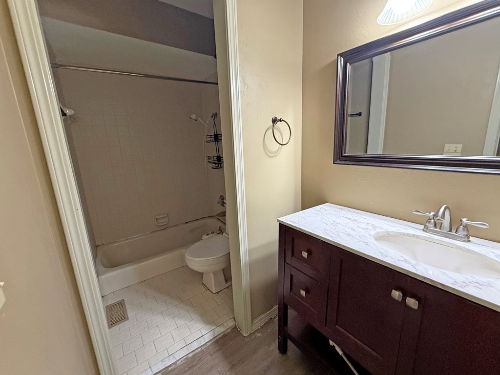 400 S Hemlock Avenue Property Photo 17