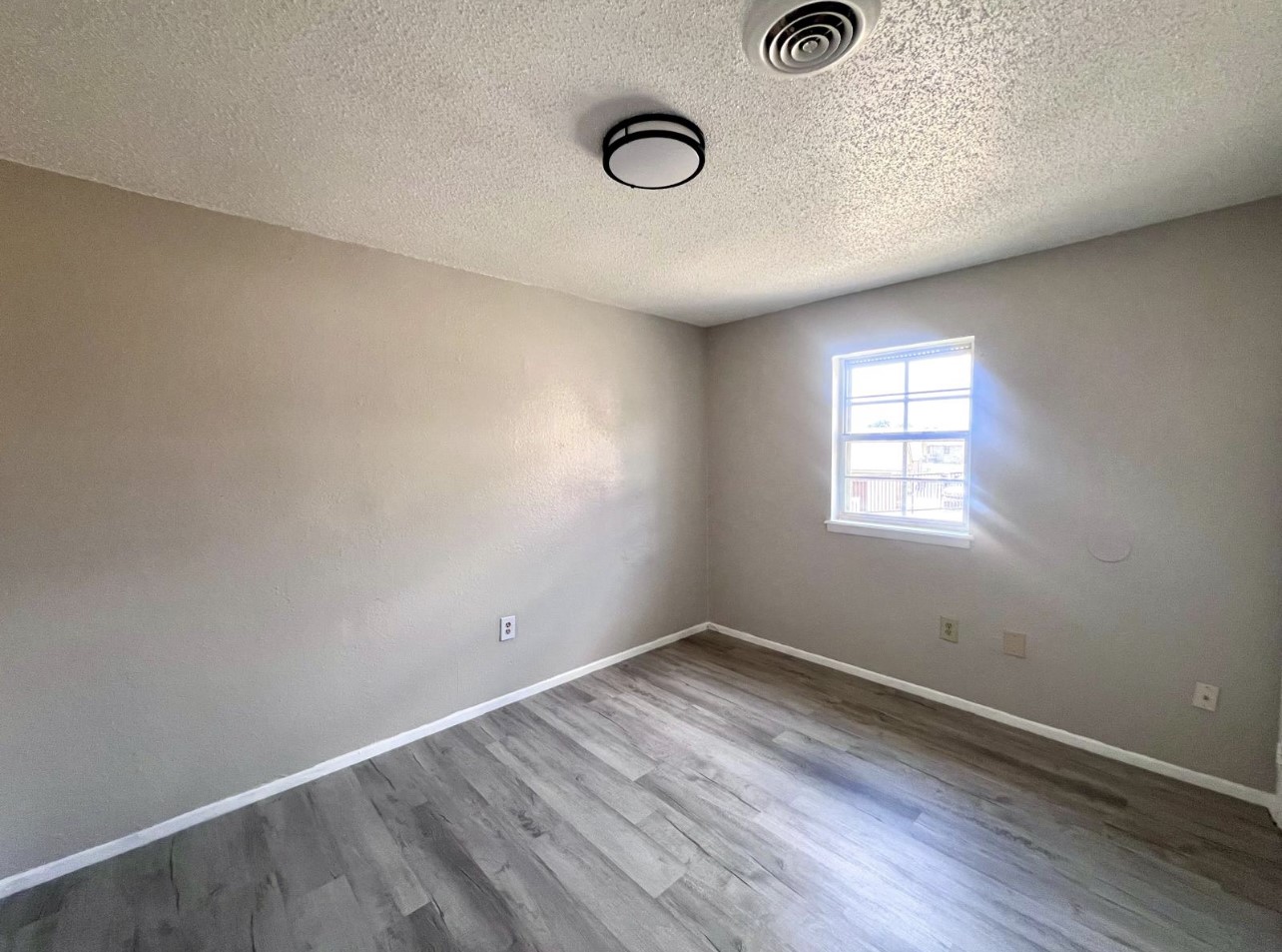 3910 W 56th Street Property Photo 5
