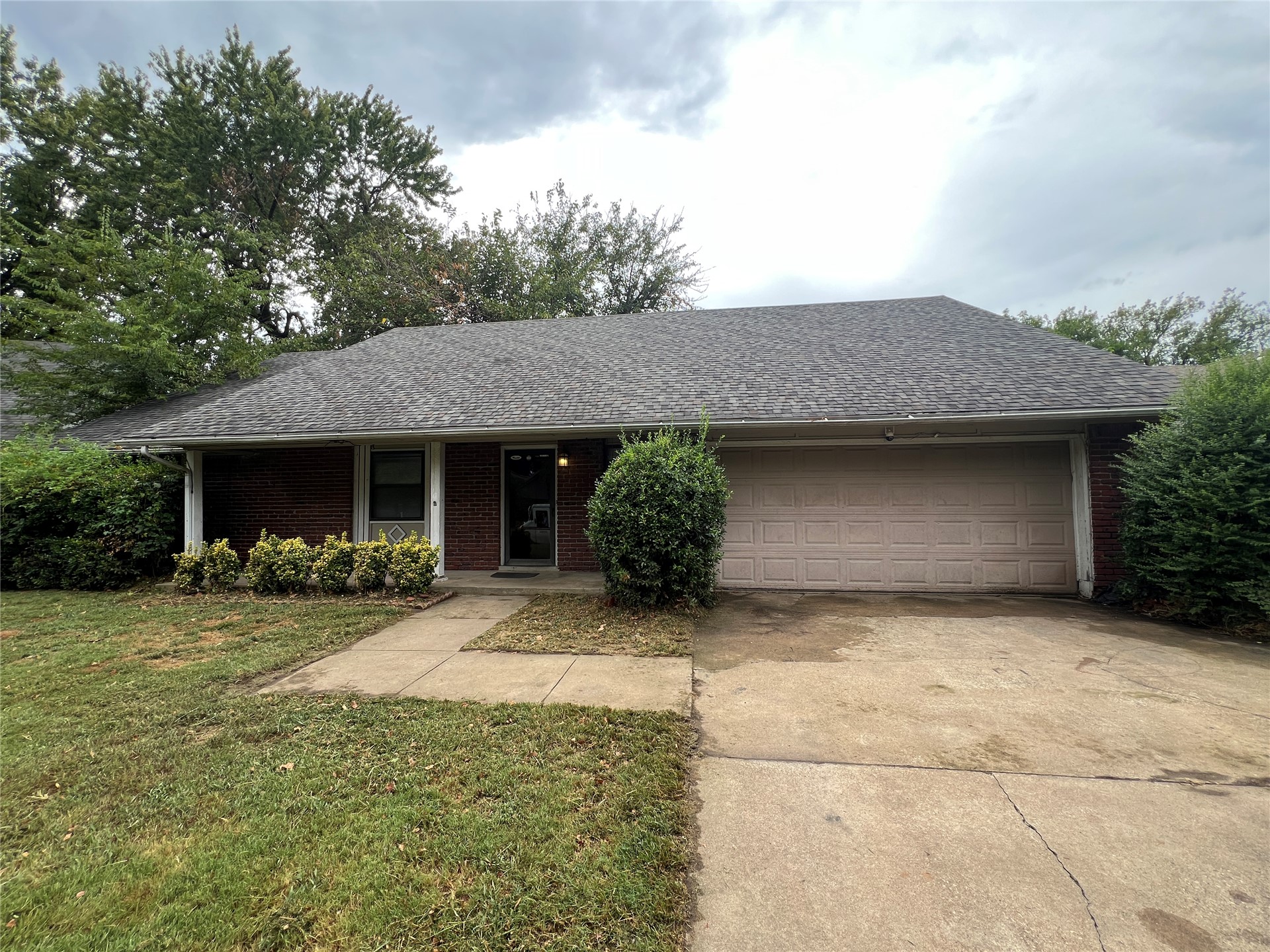1000 S Redbud Avenue Property Photo 2