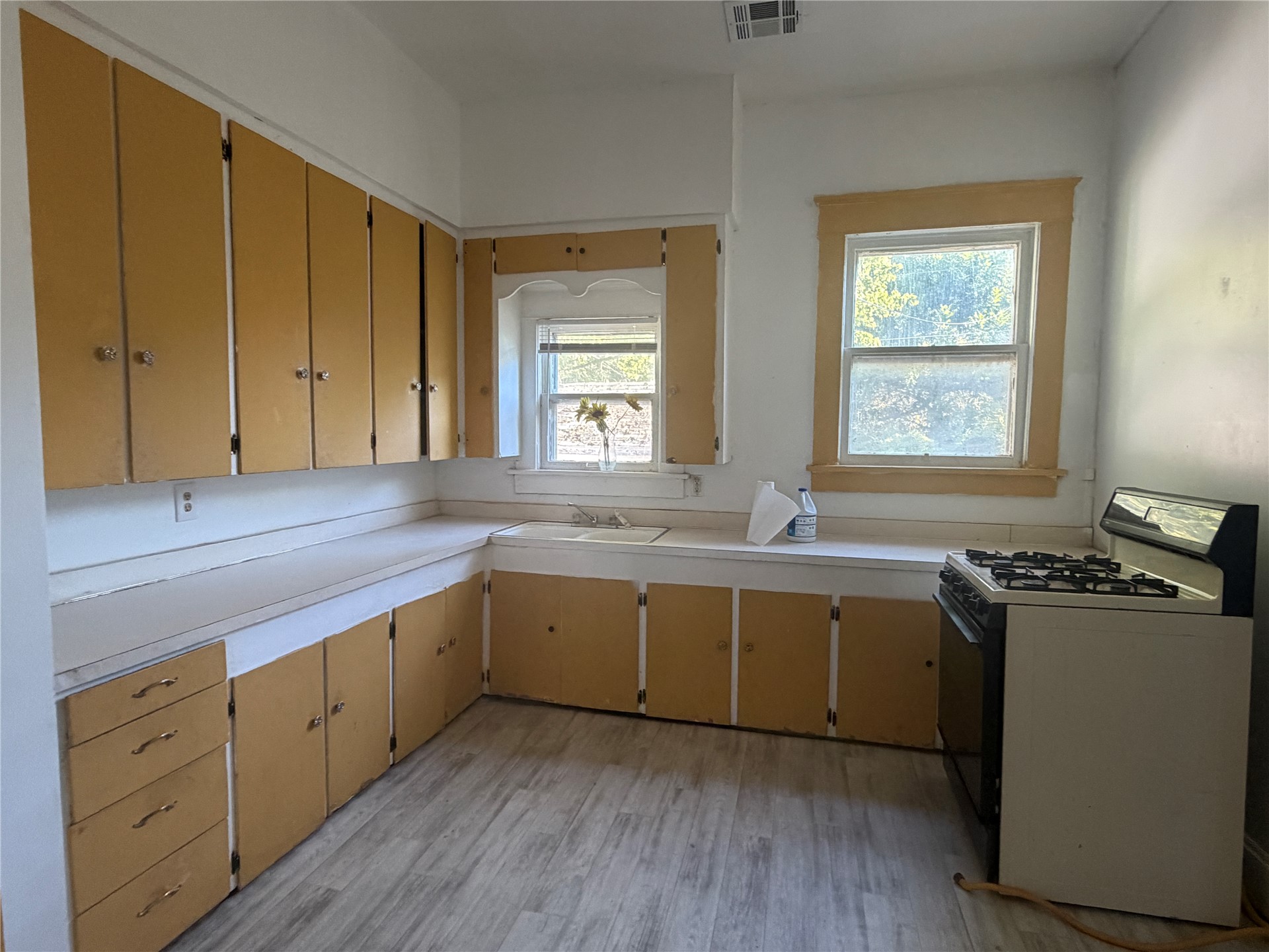 2106 Court Property Photo 9