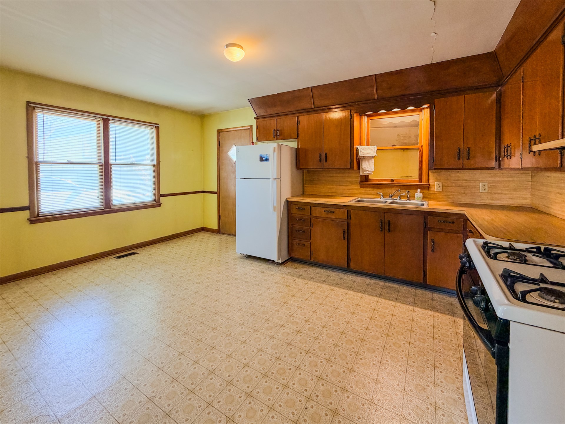 1121 W 4th Street Property Photo 13
