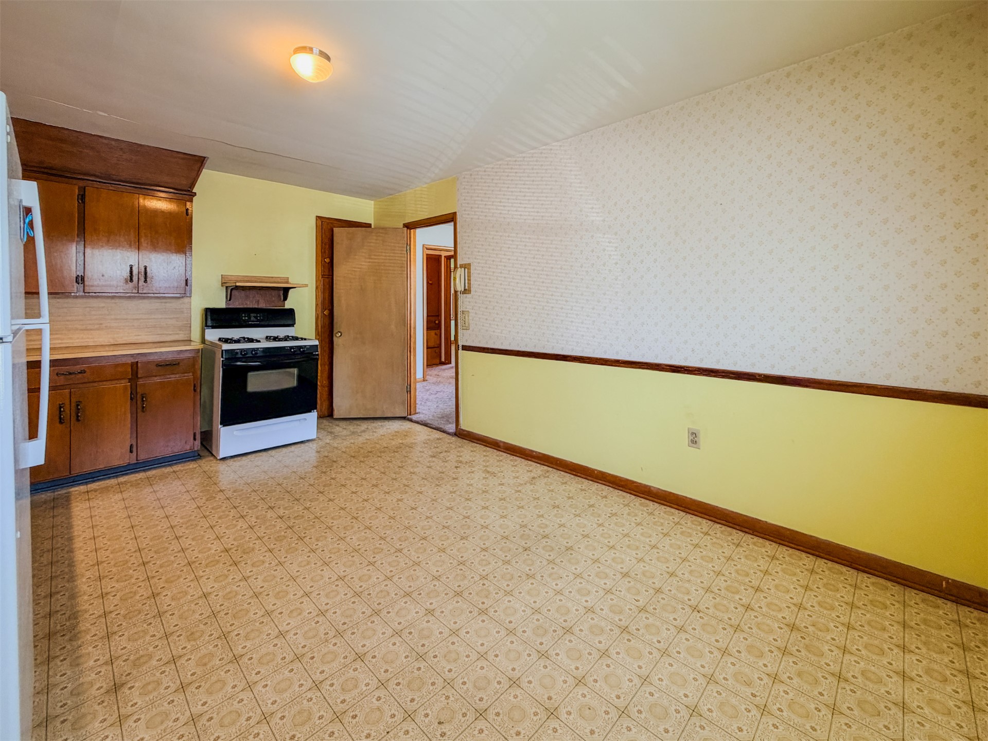 1121 W 4th Street Property Photo 18