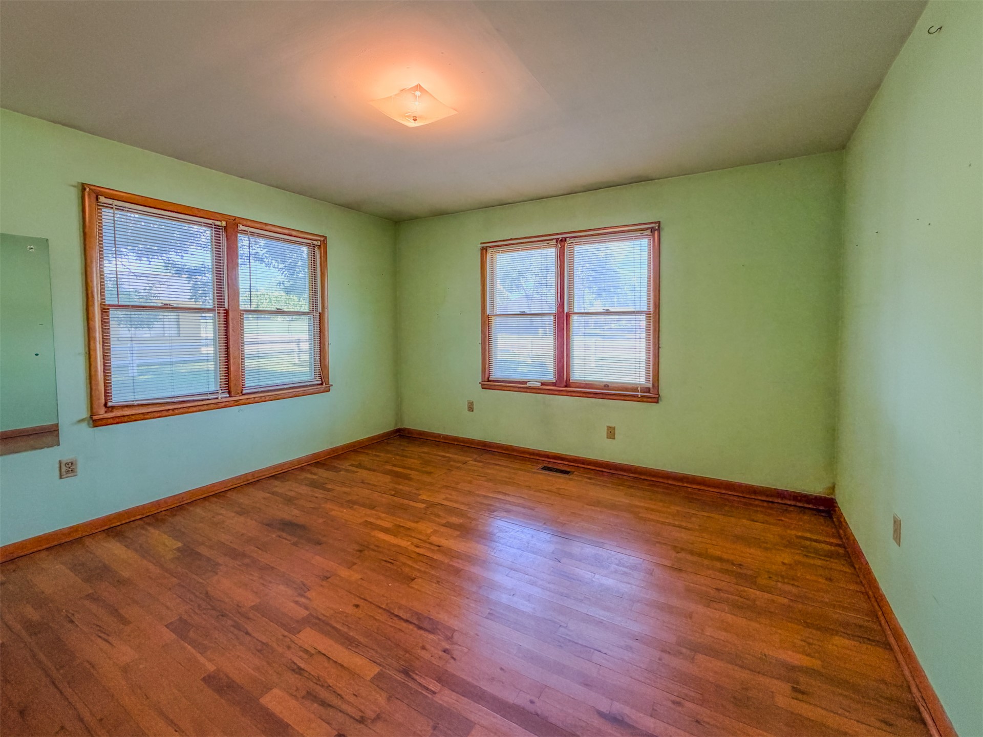 1121 W 4th Street Property Photo 20