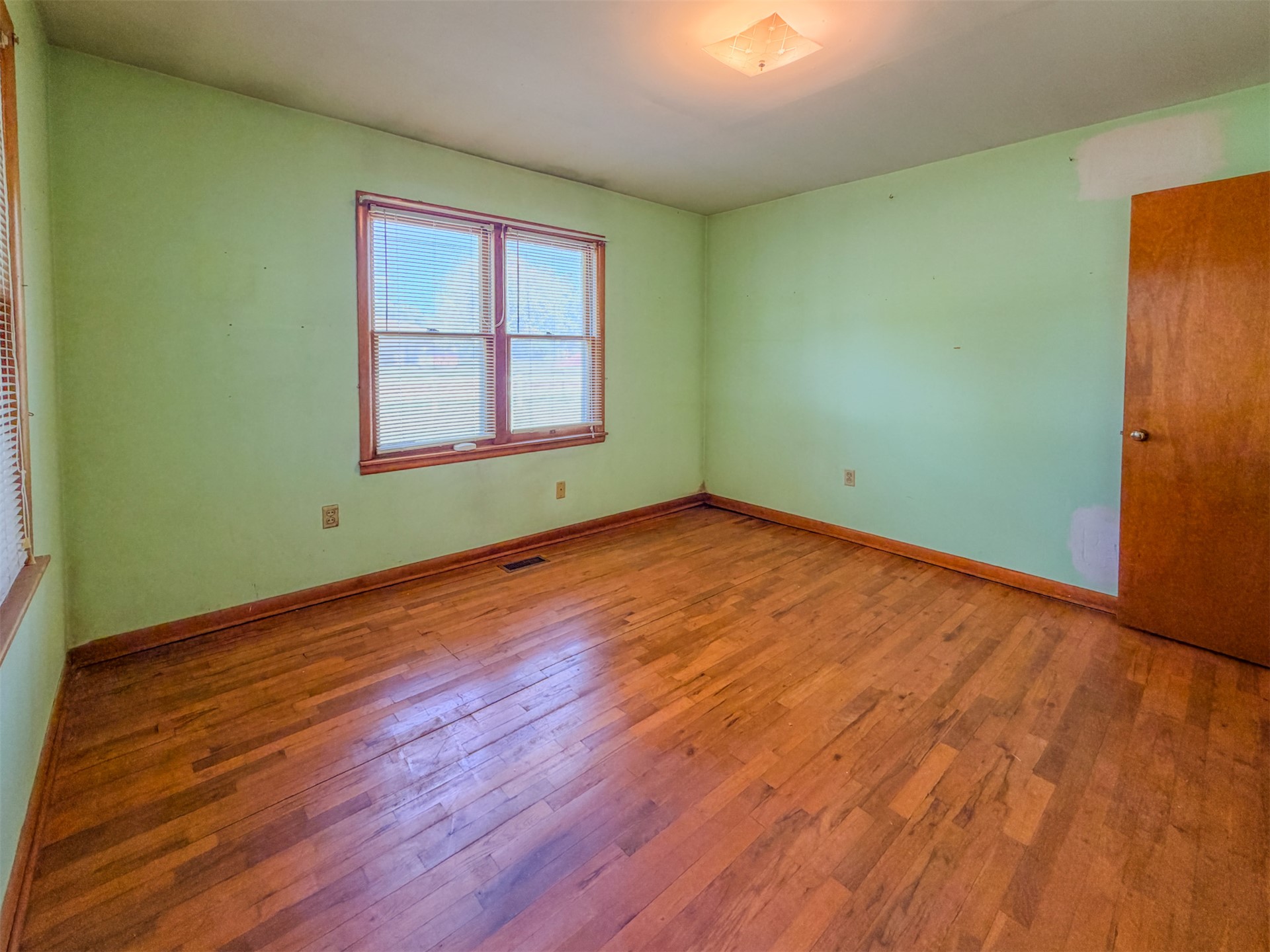 1121 W 4th Street Property Photo 23