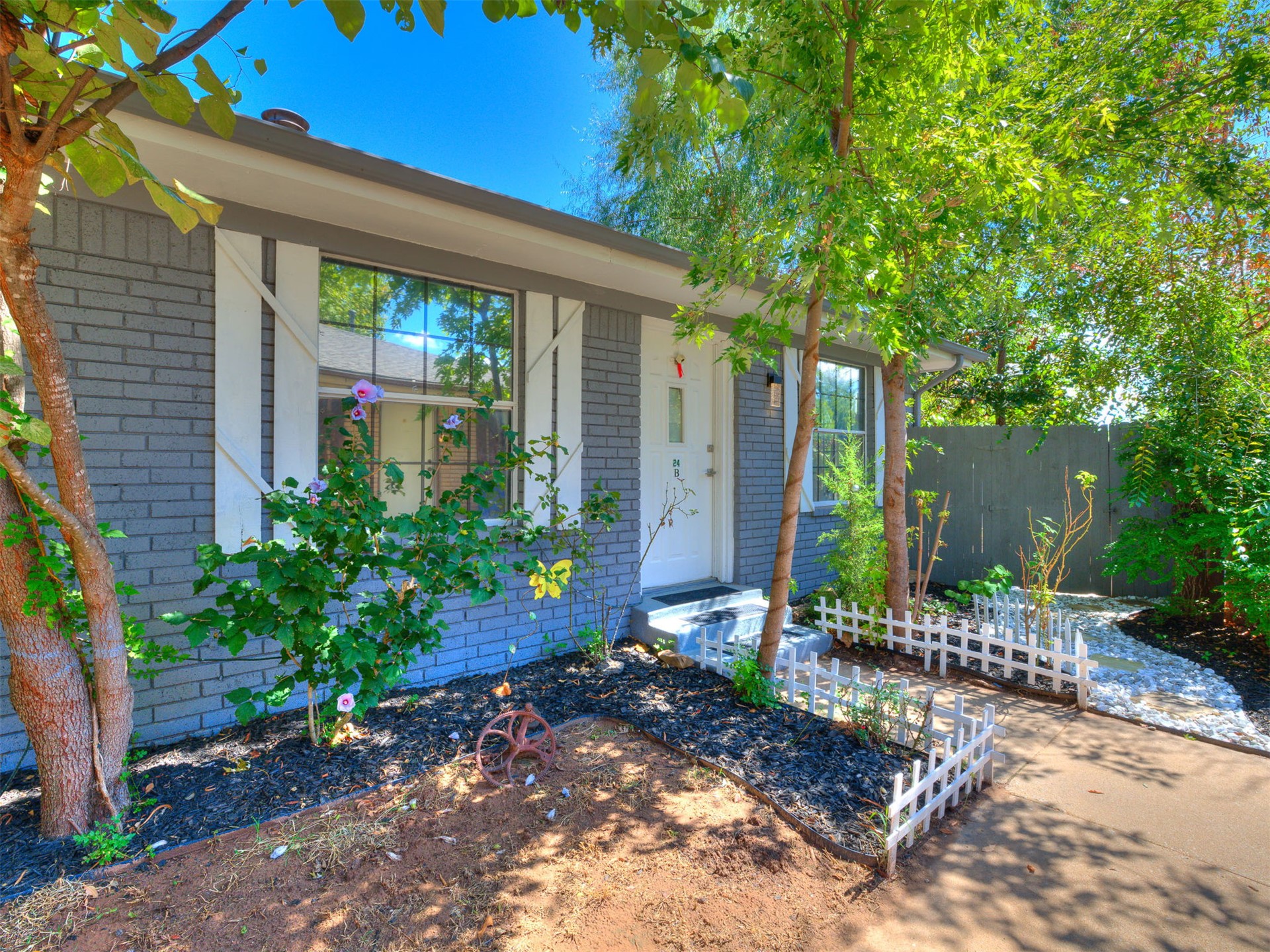 24 W Rachel Street Property Photo 2