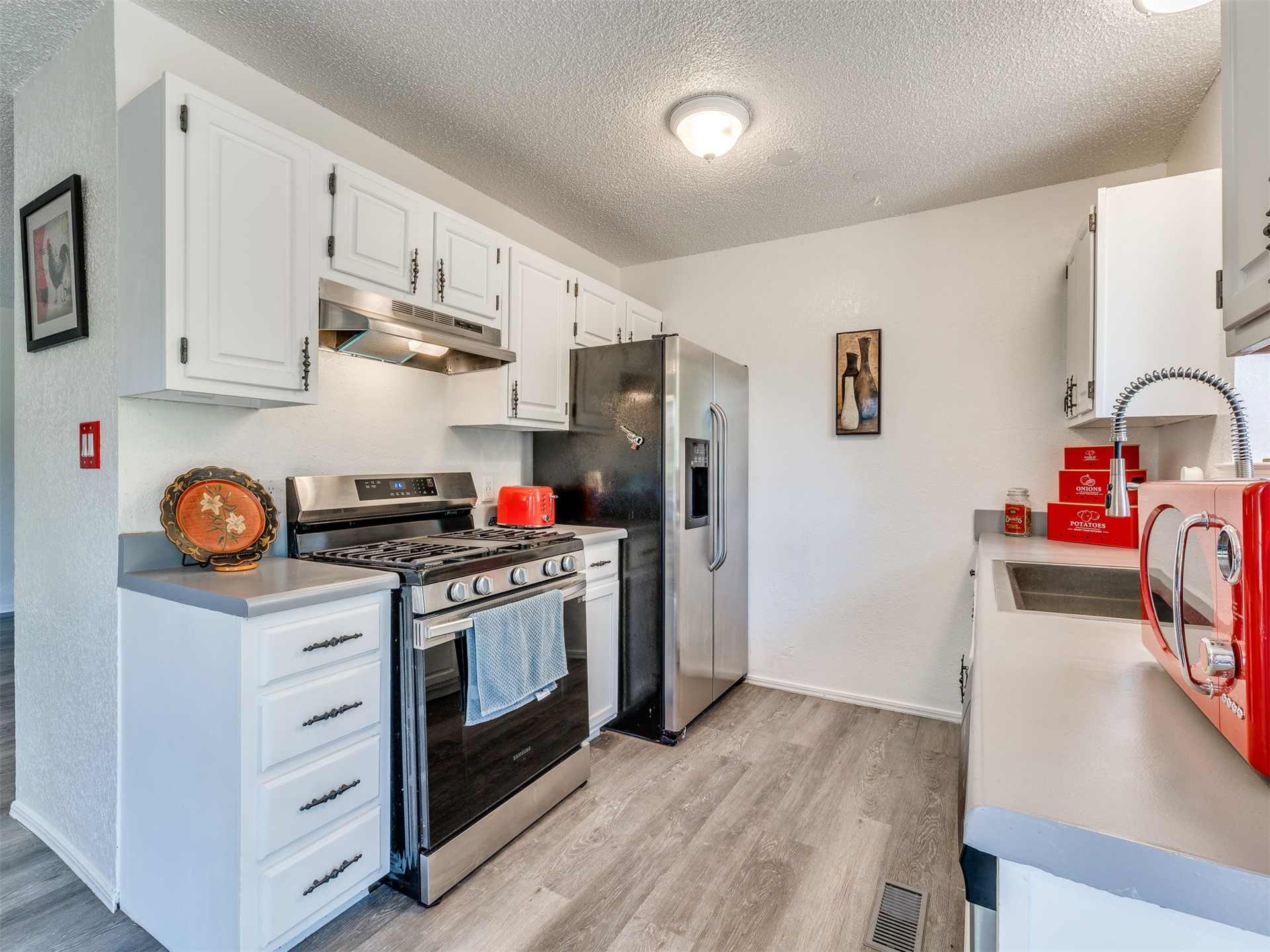 24 W Rachel Street Property Photo 5