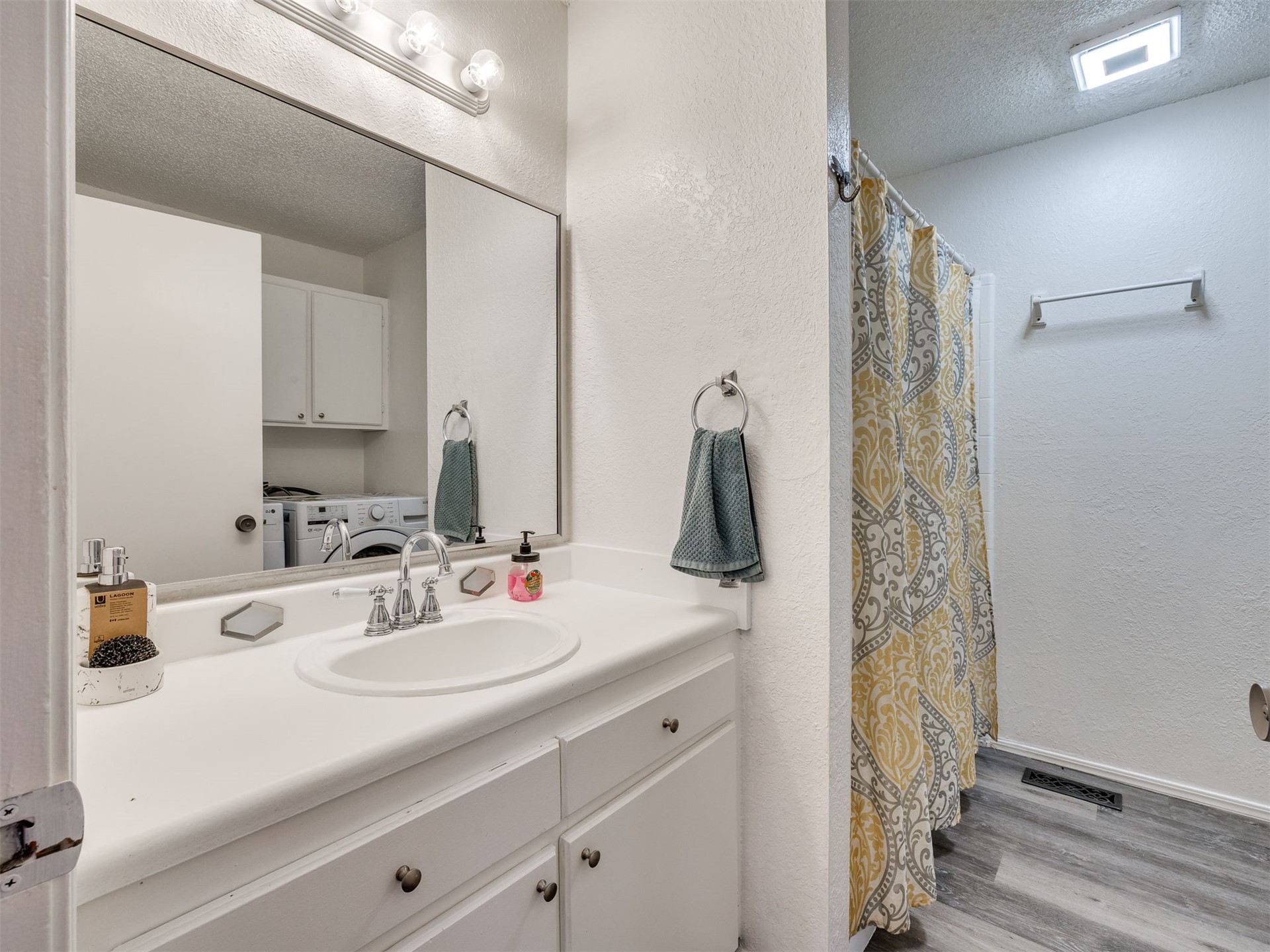 24 W Rachel Street Property Photo 16