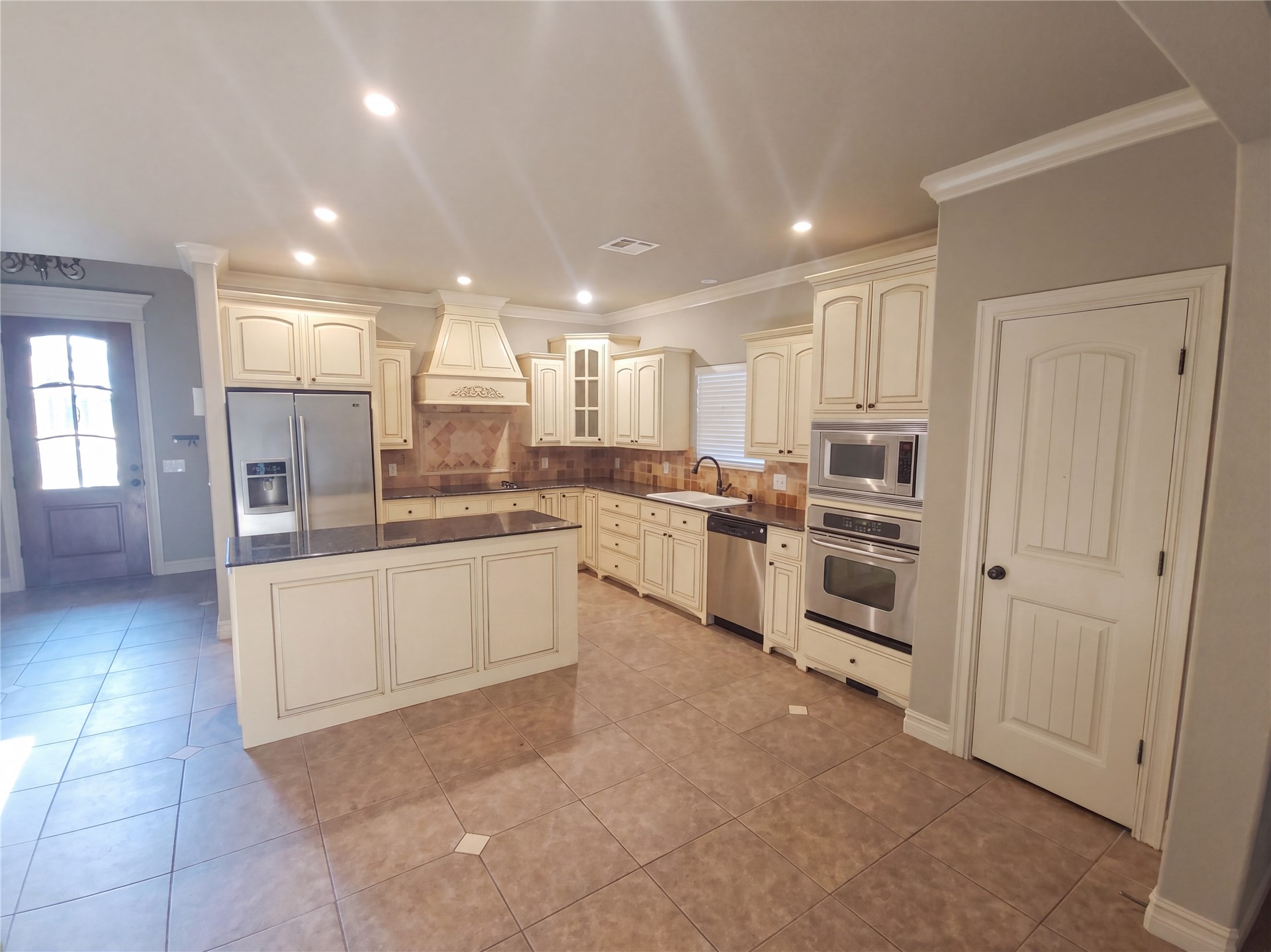 3908 N Pine Avenue Property Photo 2