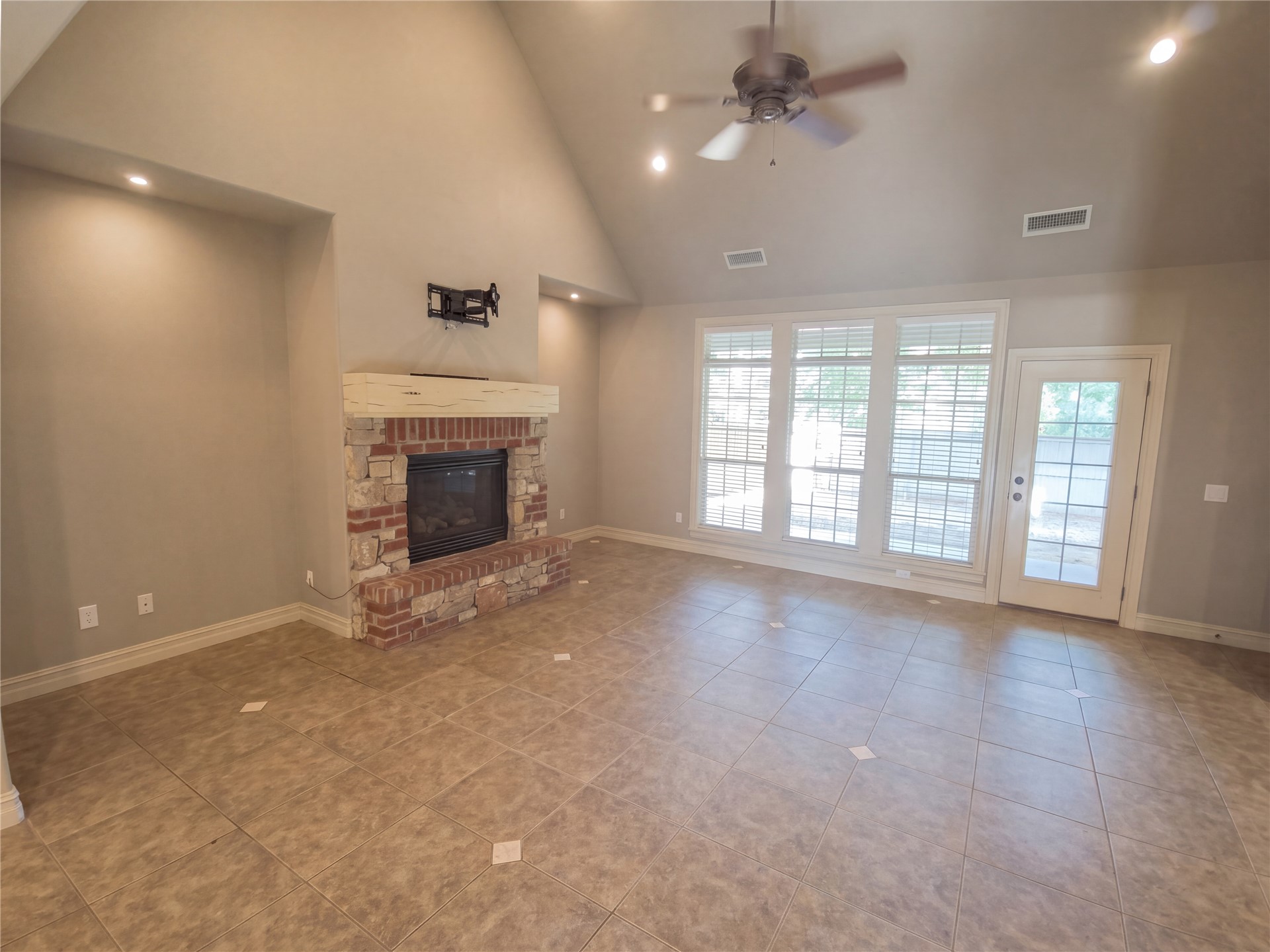 3908 N Pine Avenue Property Photo 3