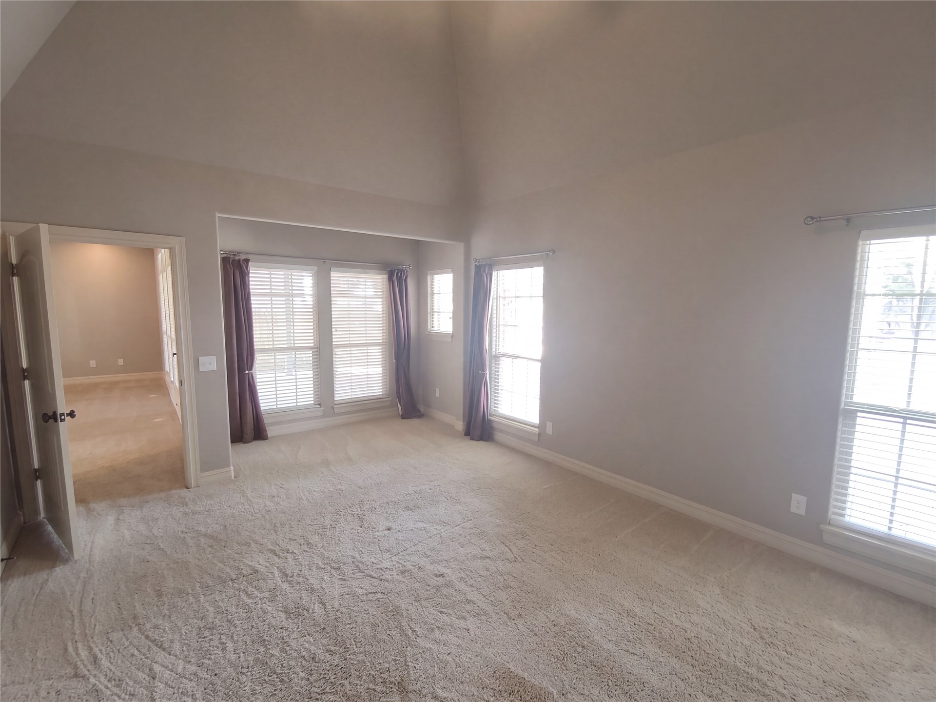 3908 N Pine Avenue Property Photo 6