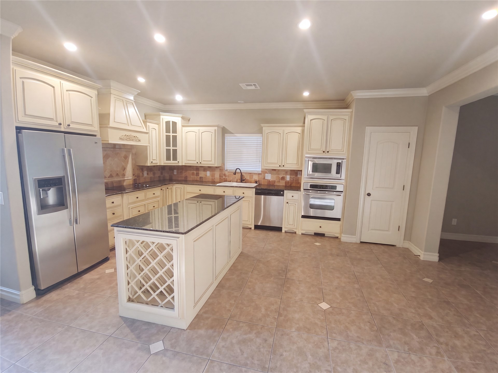 3908 N Pine Avenue Property Photo 7