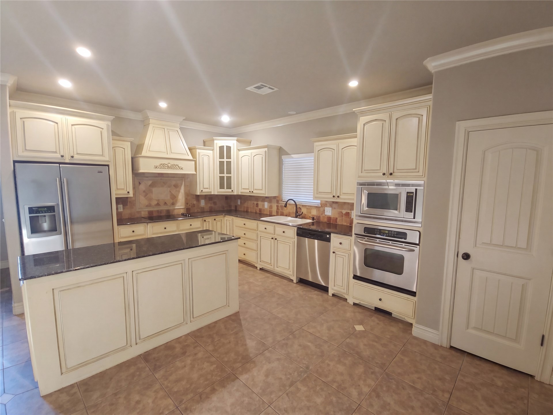 3908 N Pine Avenue Property Photo 8