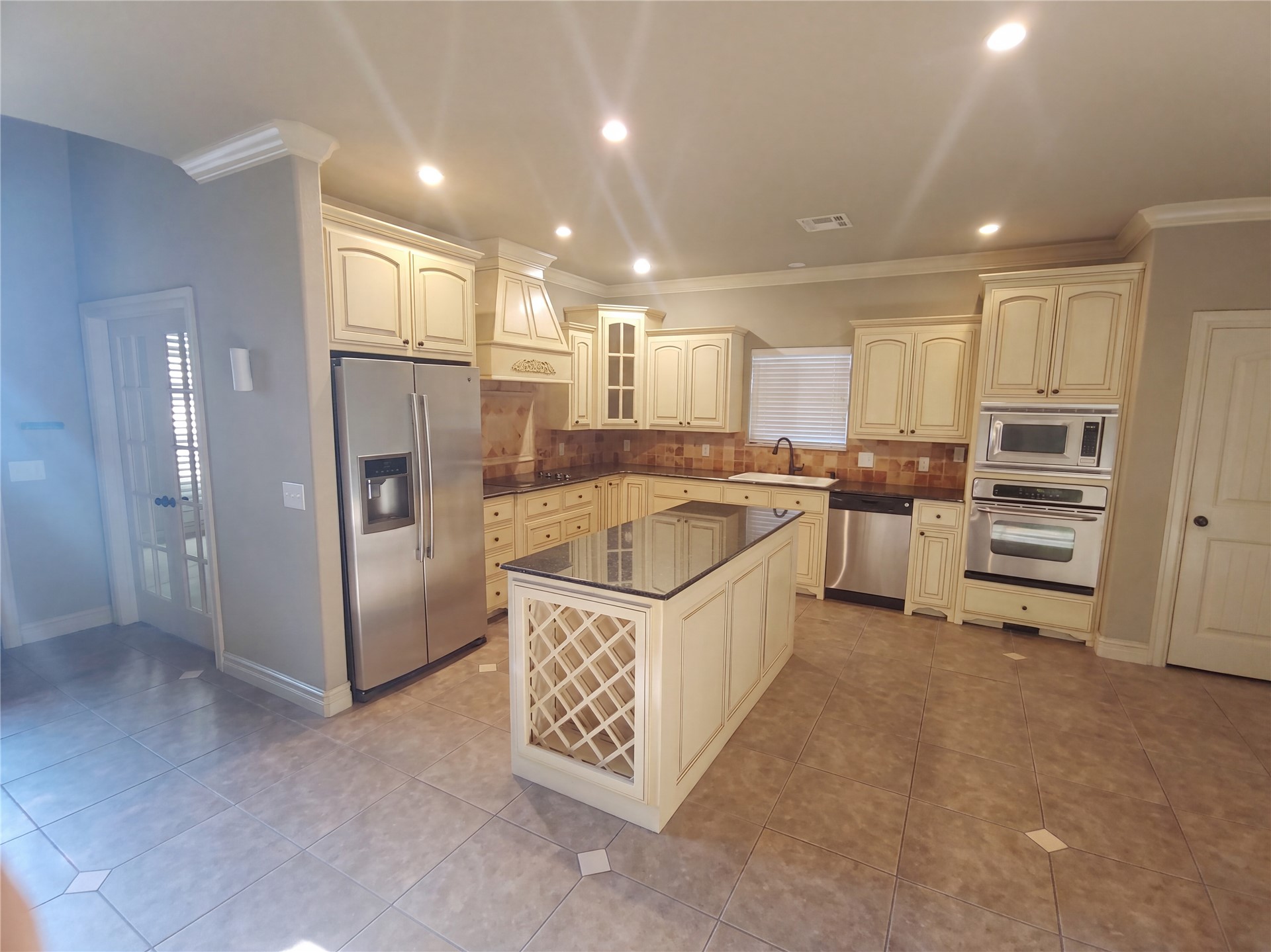3908 N Pine Avenue Property Photo 9