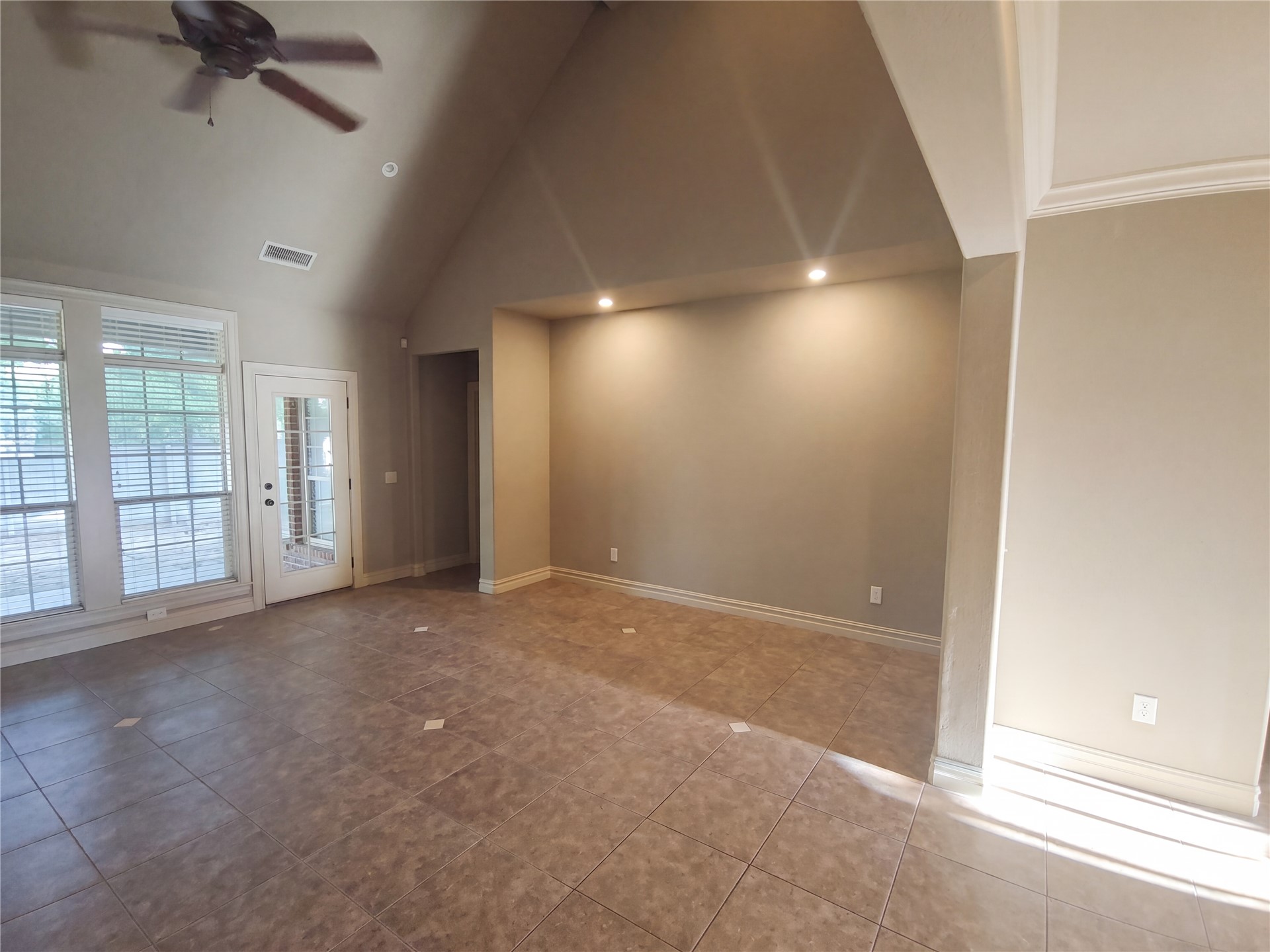 3908 N Pine Avenue Property Photo 11