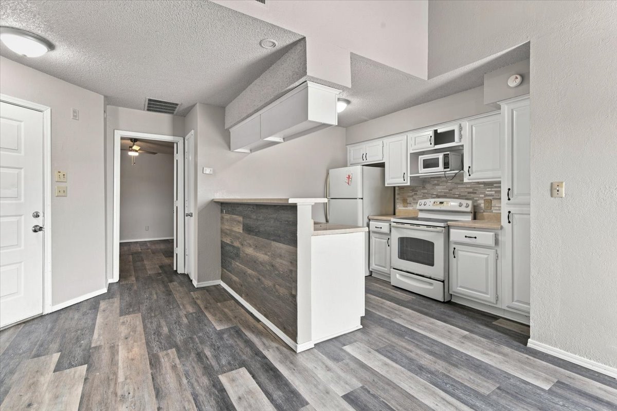 6737 S Peoria Avenue #a213 Property Photo 5