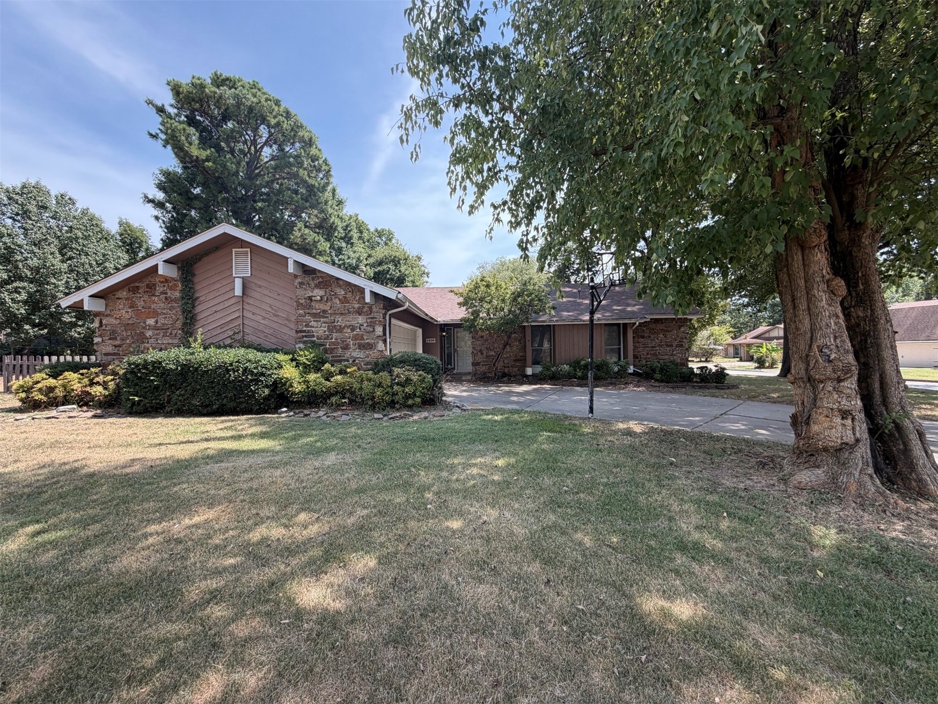 1409 S Walnut Avenue Property Photo 1
