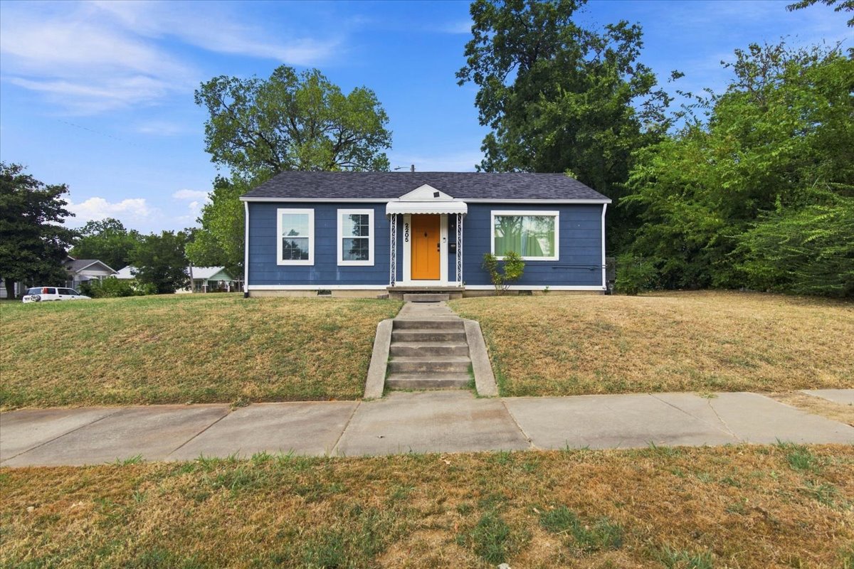 2205 E 5th Place Property Photo 1