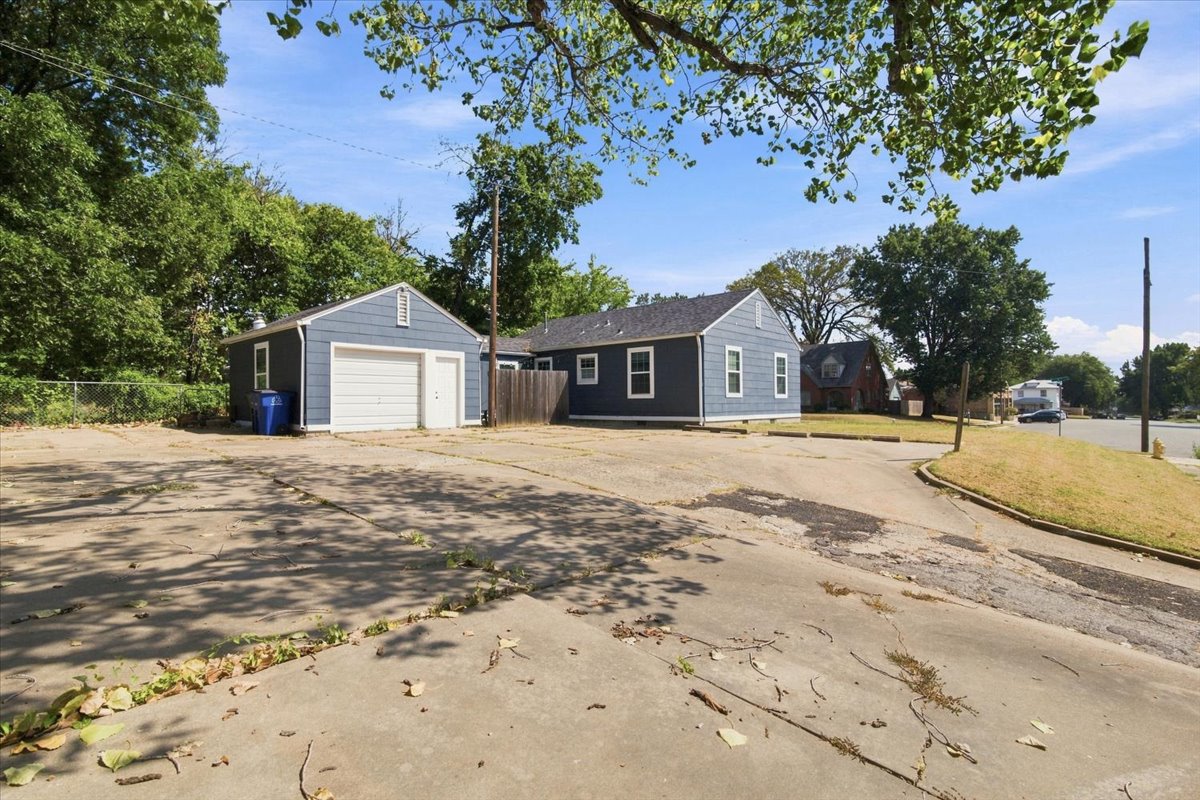 2205 E 5th Place Property Photo 24
