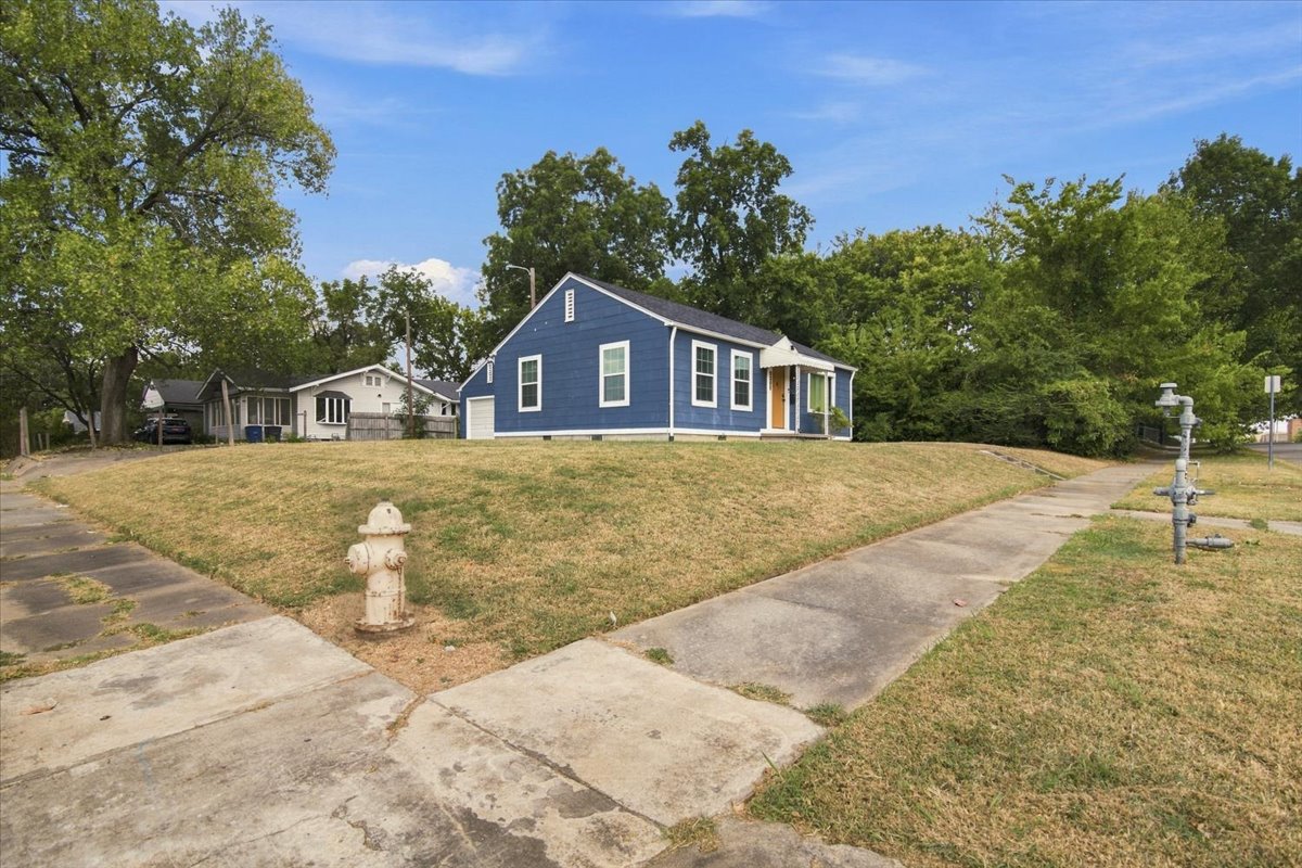 2205 E 5th Place Property Photo 25