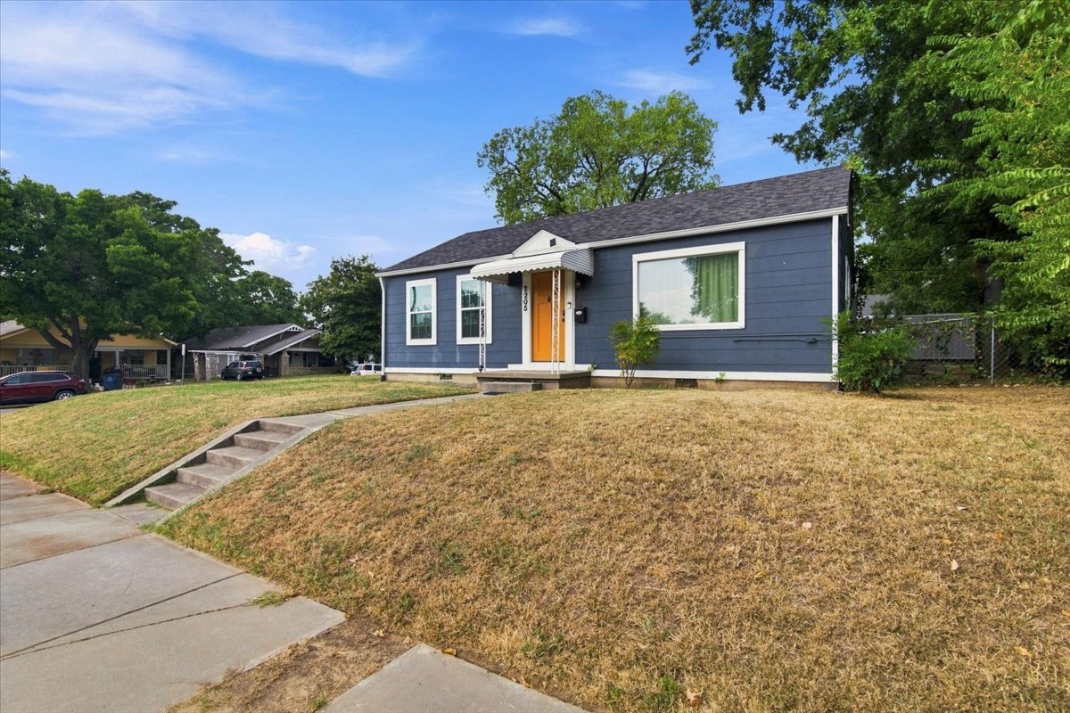 2205 E 5th Place Property Photo 26