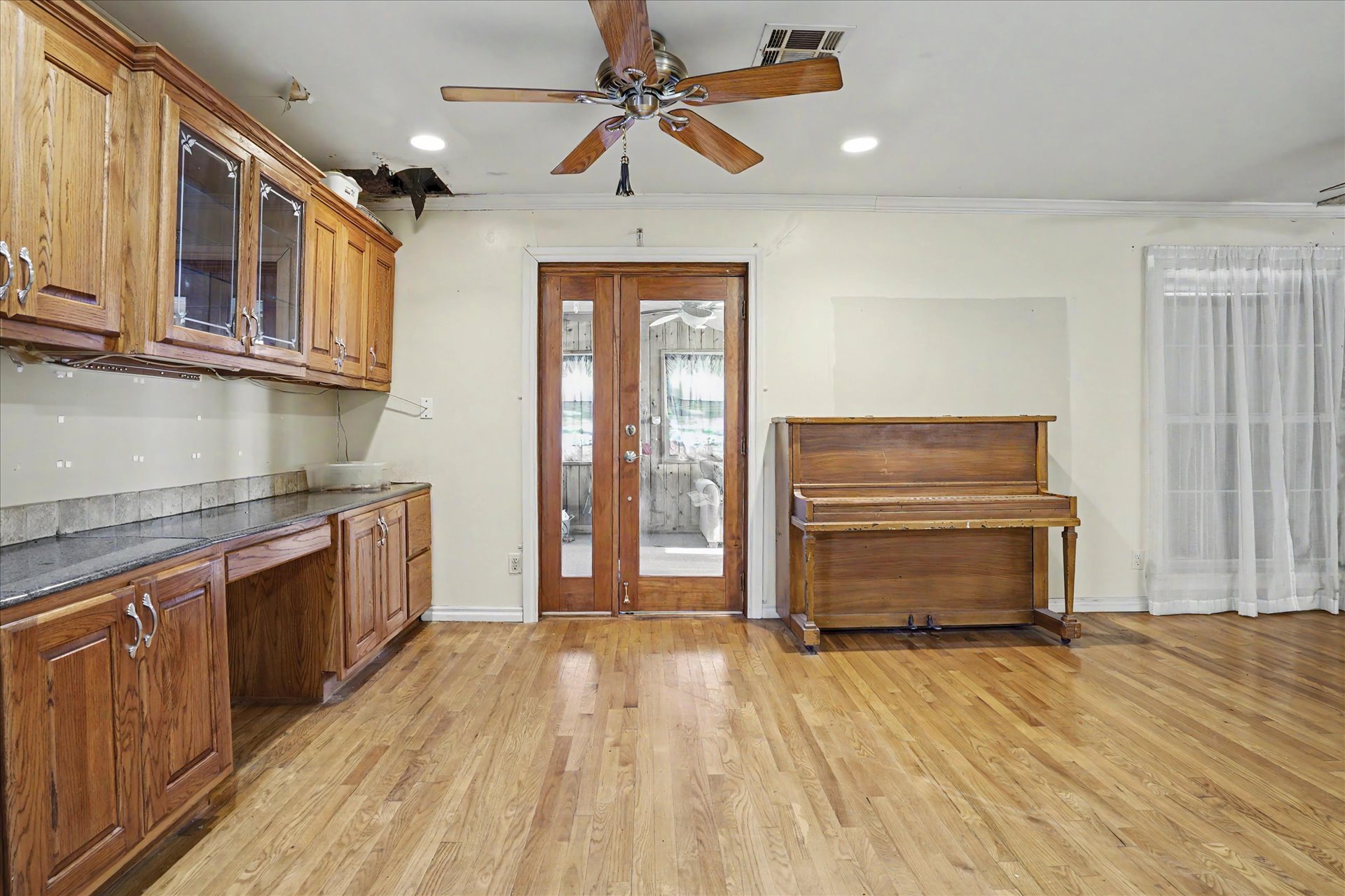 2005 E 52nd Street Property Photo 10