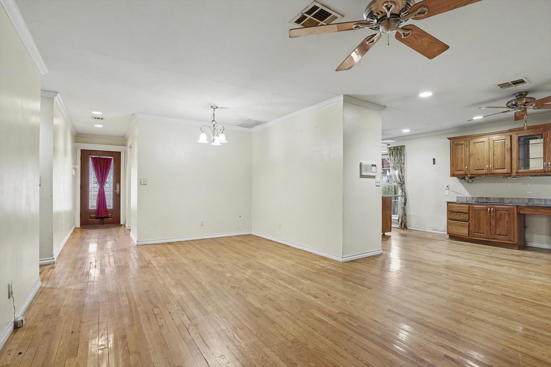2005 E 52nd Street Property Photo 12