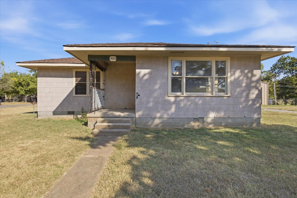 300 E Main Street Property Photo 1
