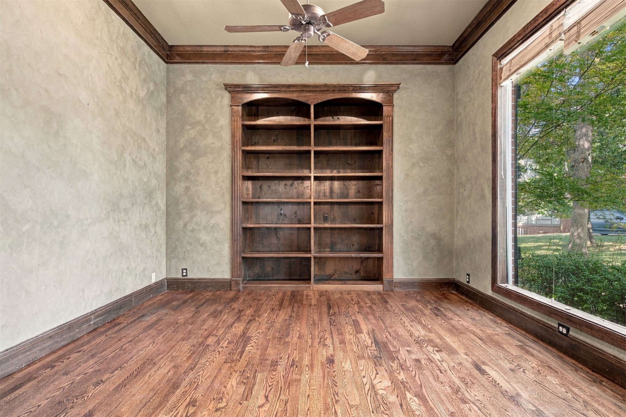 8308 S Allegheny Avenue Property Photo 7
