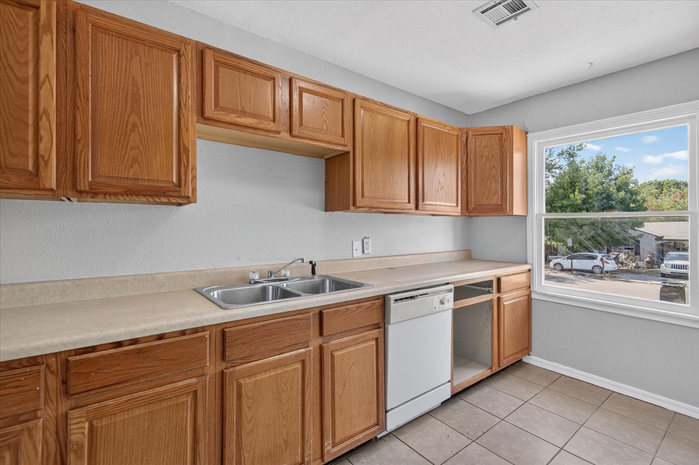 1812 S Armstrong Avenue Property Photo 9