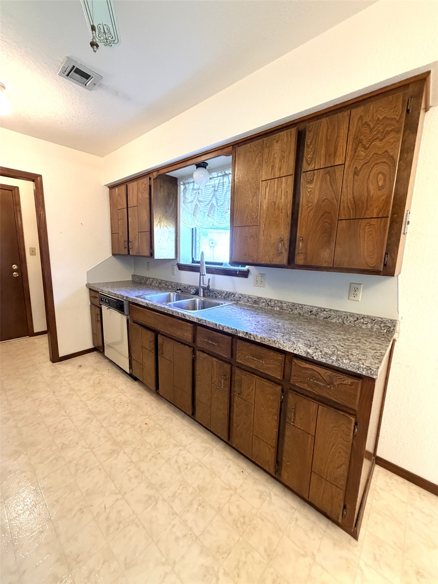 1512 Briarwood Lane Property Photo 7