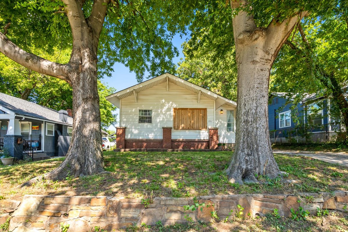 1911 W Cameron Street Property Photo 1