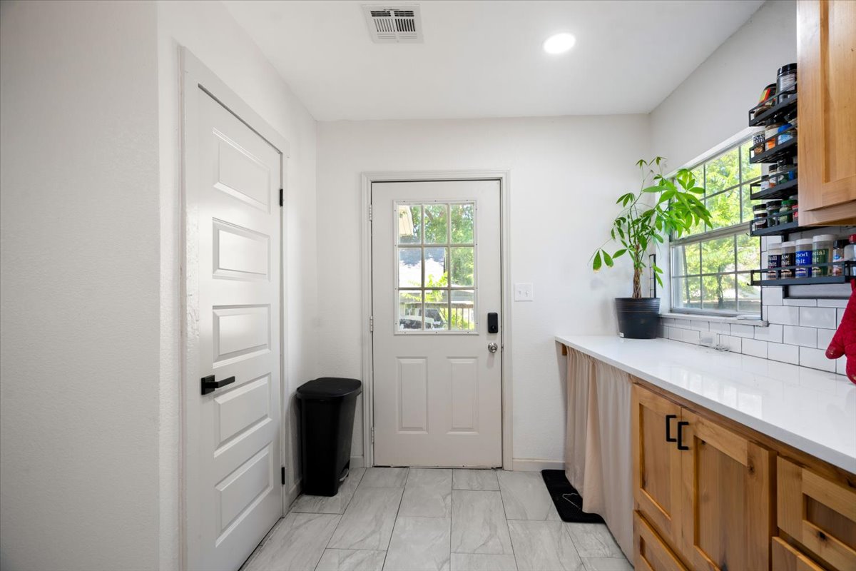 1911 W Cameron Street Property Photo 19