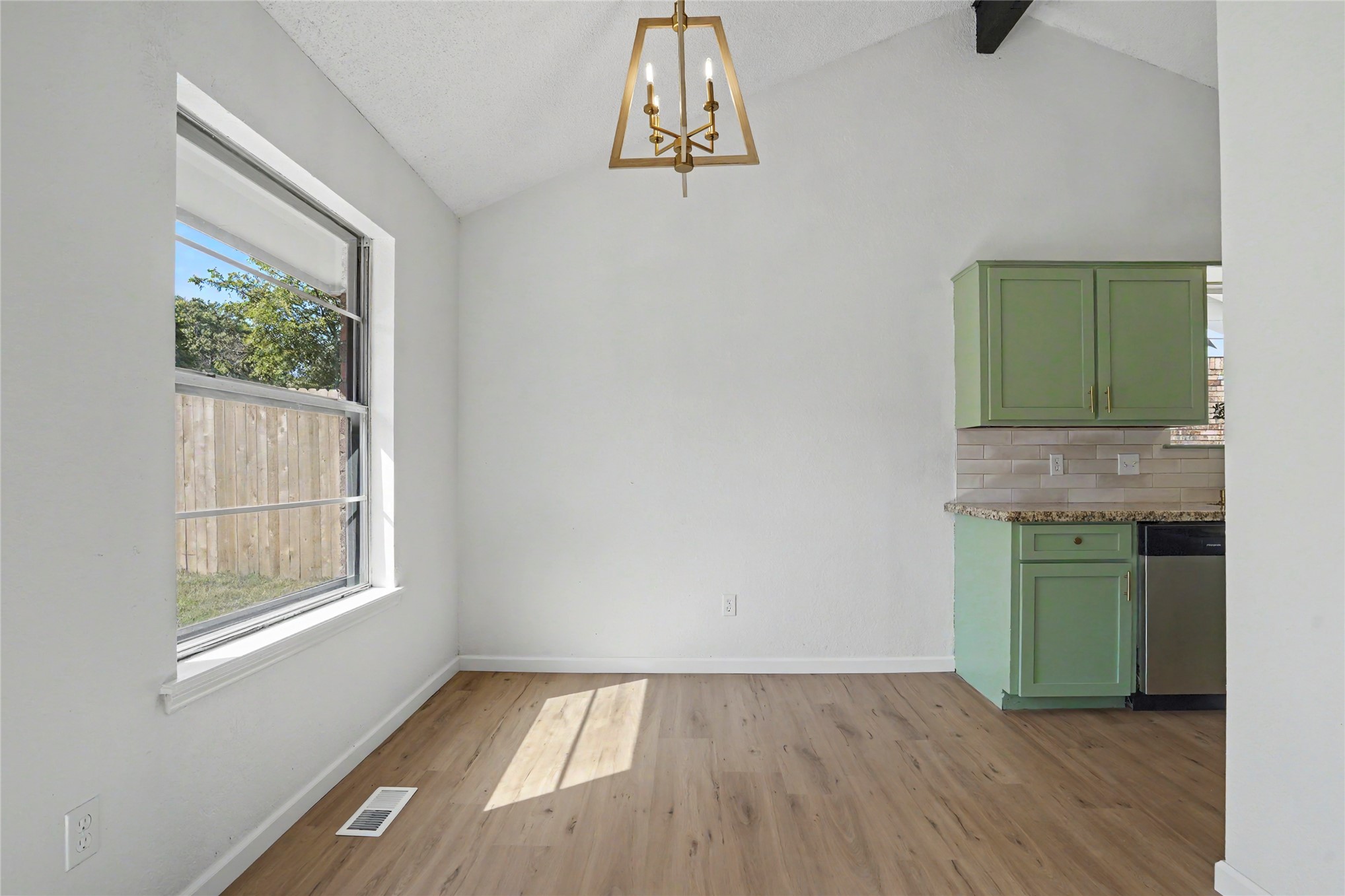782 N Zenith Avenue Property Photo 10