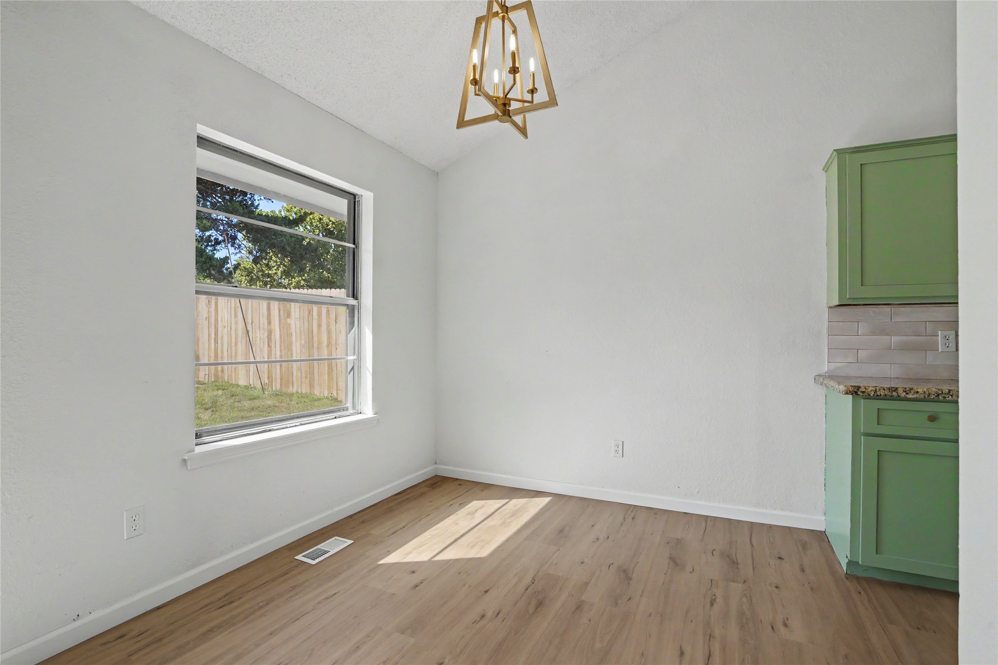 782 N Zenith Avenue Property Photo 11