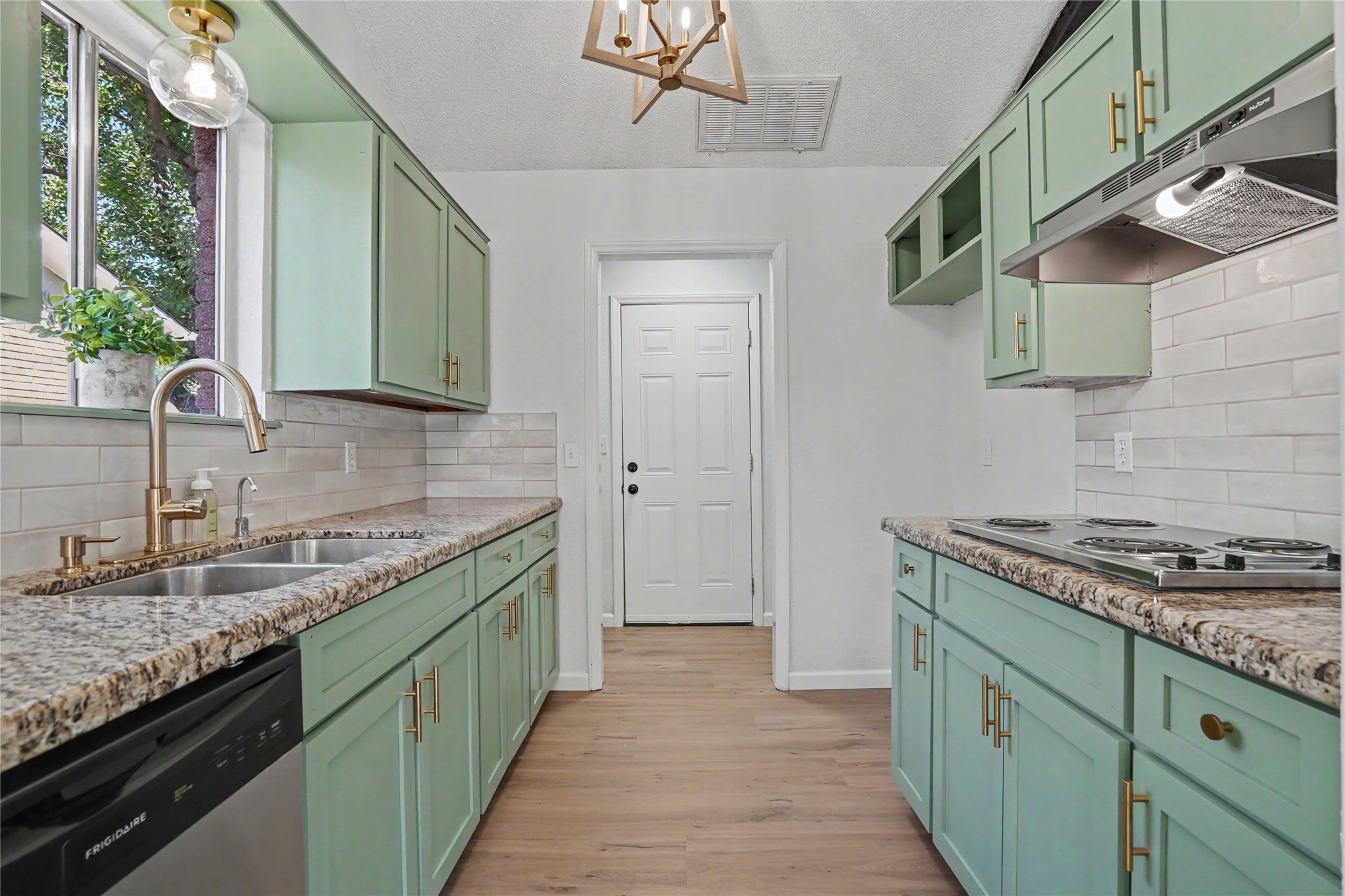 782 N Zenith Avenue Property Photo 15