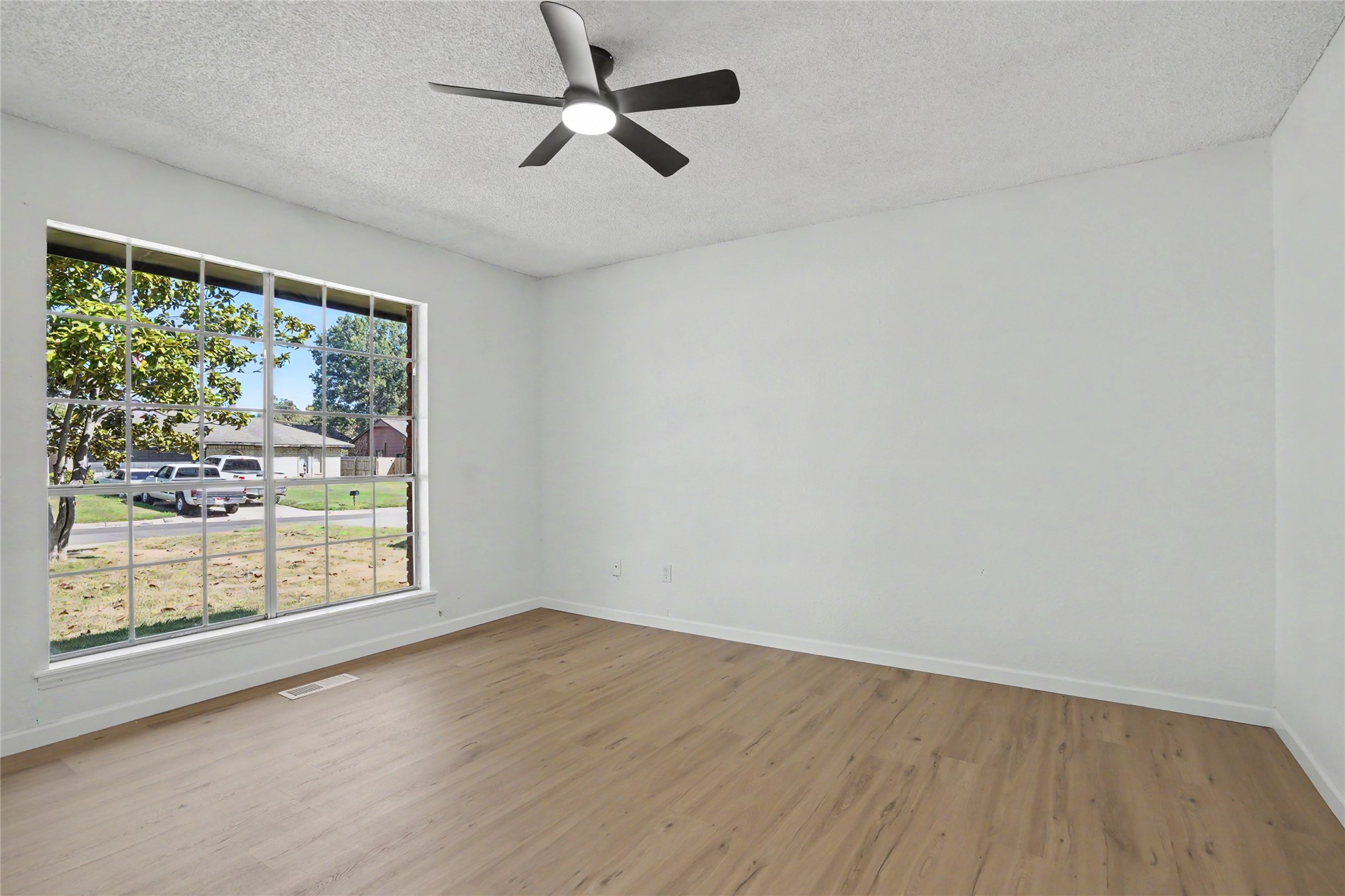 782 N Zenith Avenue Property Photo 21