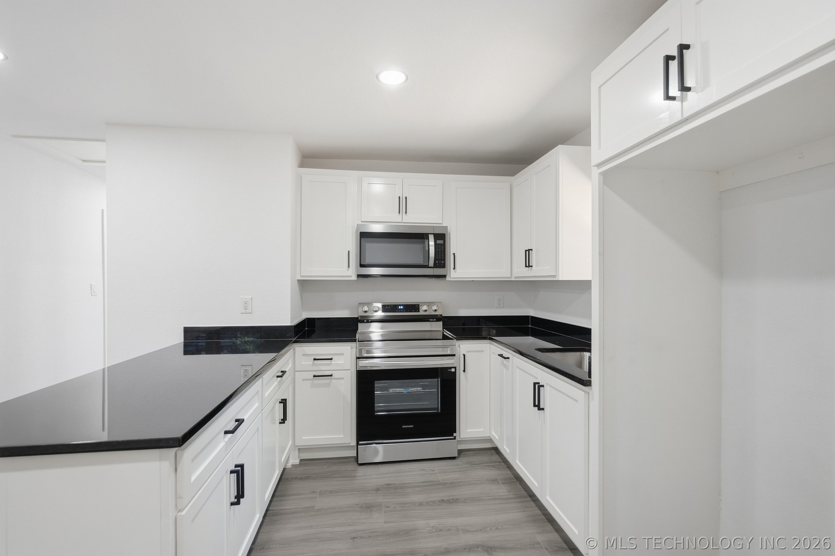842 N Gary Avenue Property Photo 8