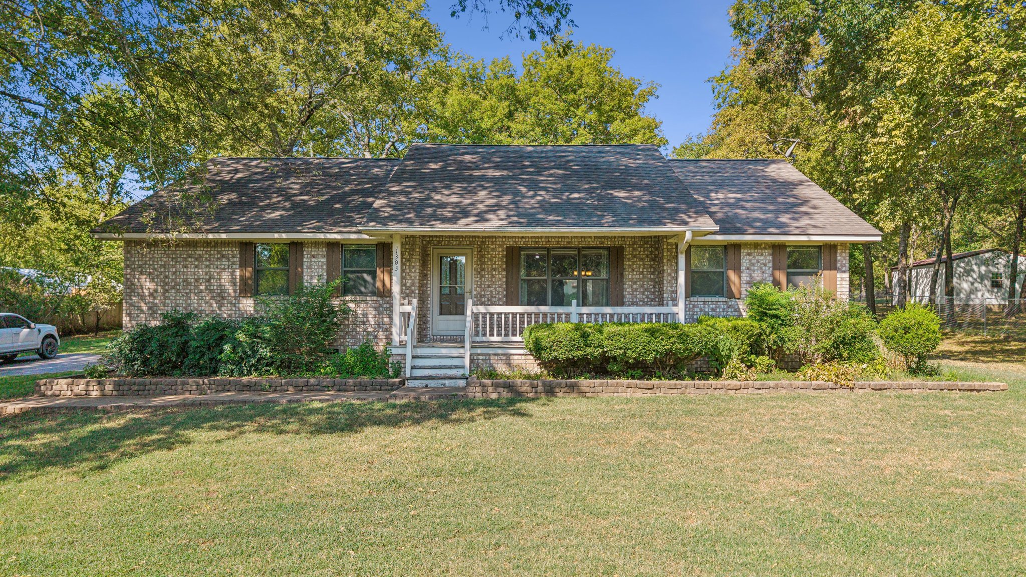 1303 N Iroquois Property Photo 1