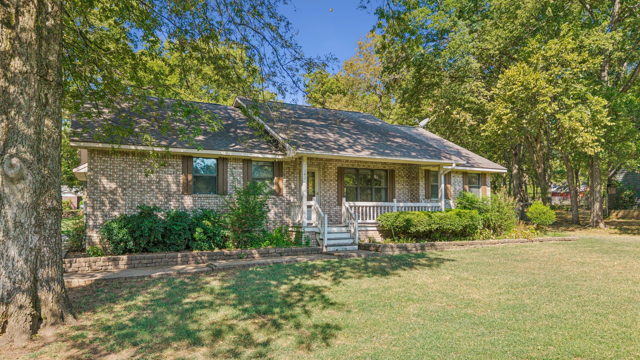 1303 N Iroquois Property Photo 2