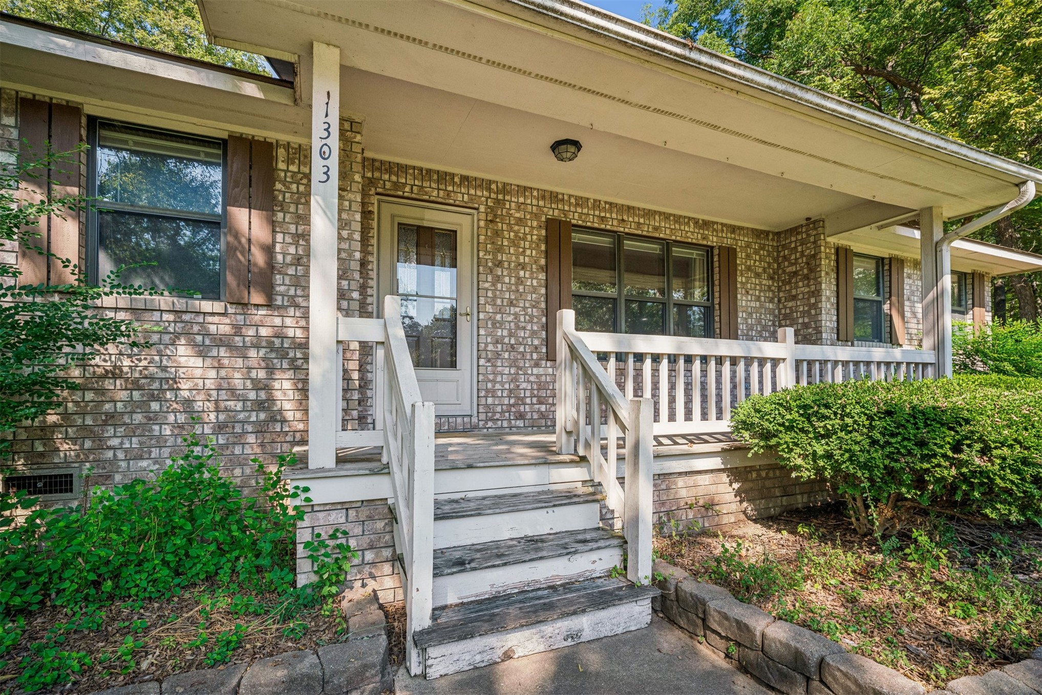 1303 N Iroquois Property Photo 3
