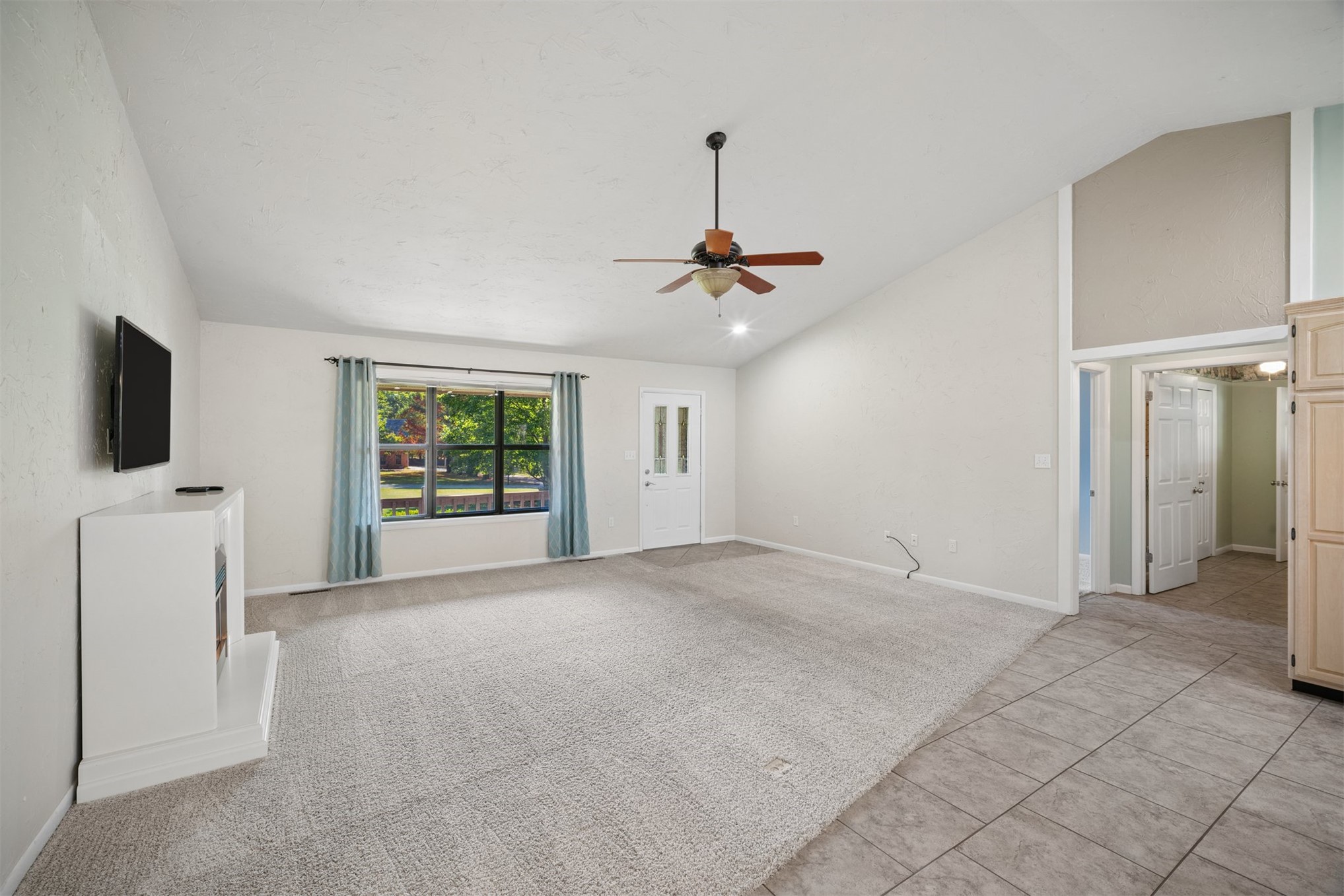 1303 N Iroquois Property Photo 4