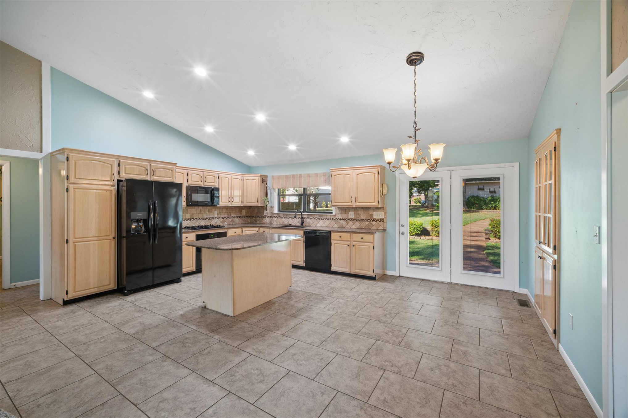 1303 N Iroquois Property Photo 13