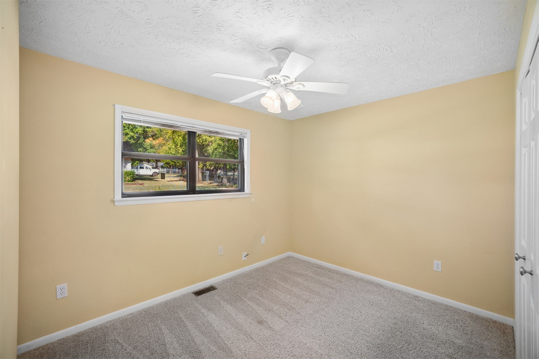 1303 N Iroquois Property Photo 25