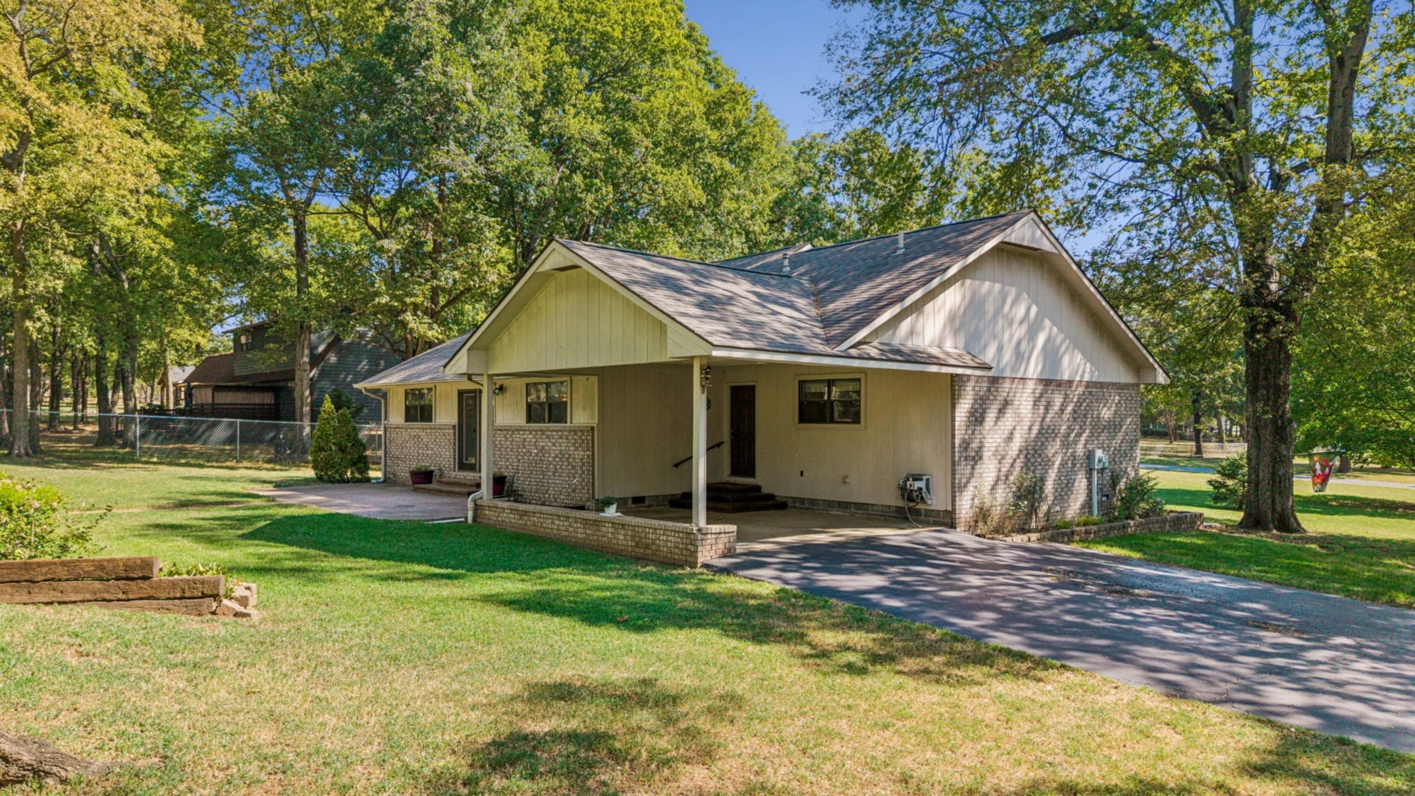 1303 N Iroquois Property Photo 36