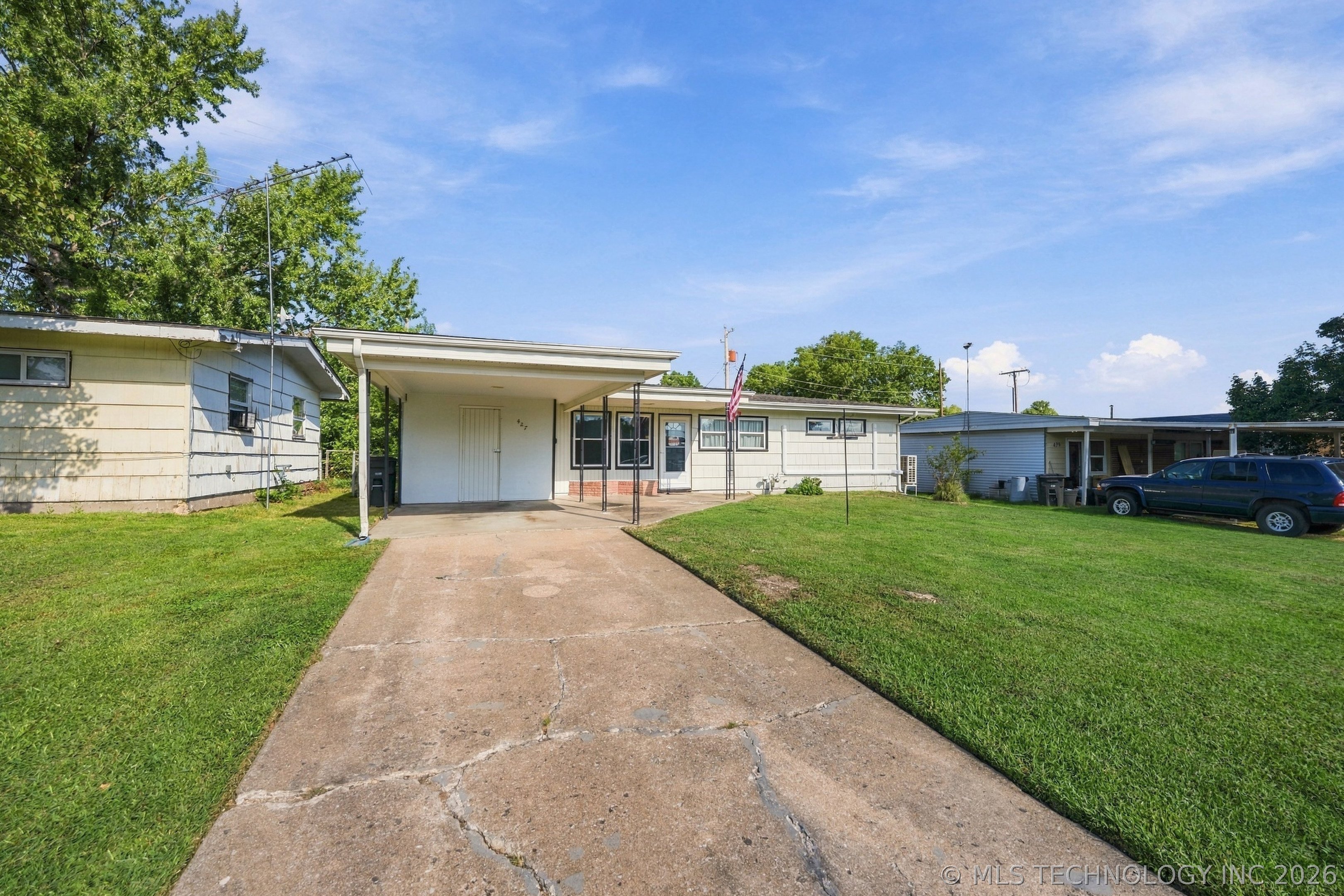 427 Meadowbrook Lane Property Photo 3
